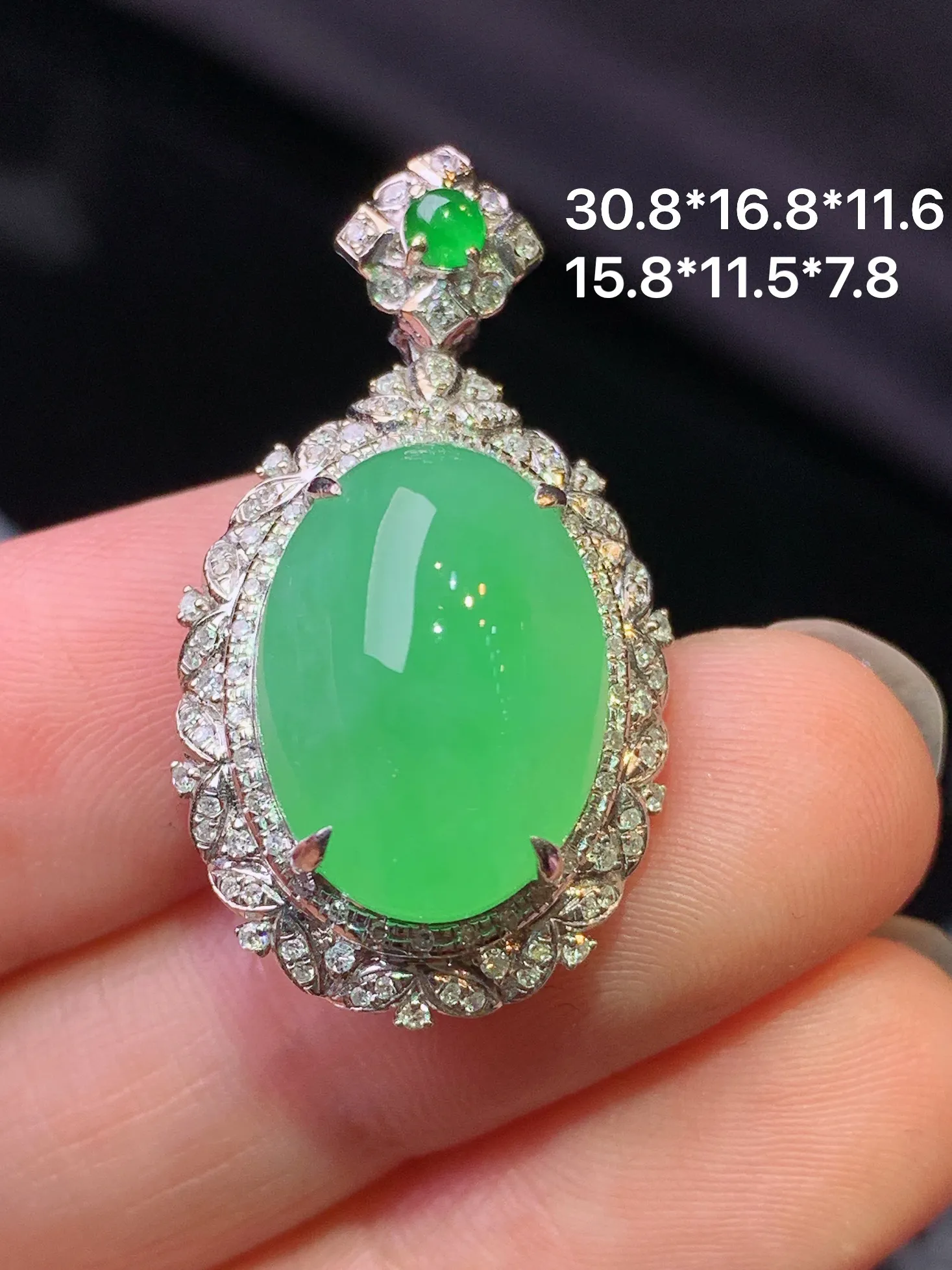 18k金钻镶嵌翠绿蛋面吊坠 玉质细腻 色泽艳丽清新 整体尺寸30.8*16.8*11.6
