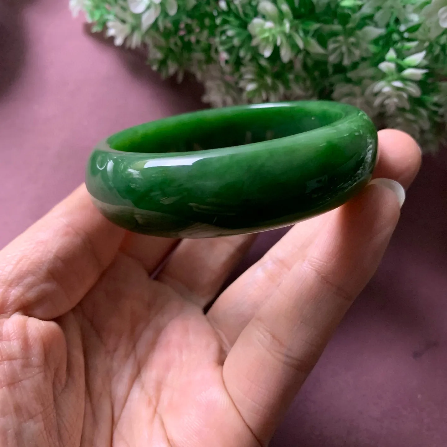 和田玉56.6圈口碧玉阳绿色宽版手镯【挽间柔情】，镯型古朴典雅。在诗情画意的雨巷相遇，你是我腕间的一抹风情，有你眸有深情.清风荡漾湖间静水，我愿俯身低眉，在烟波涟漪处寻