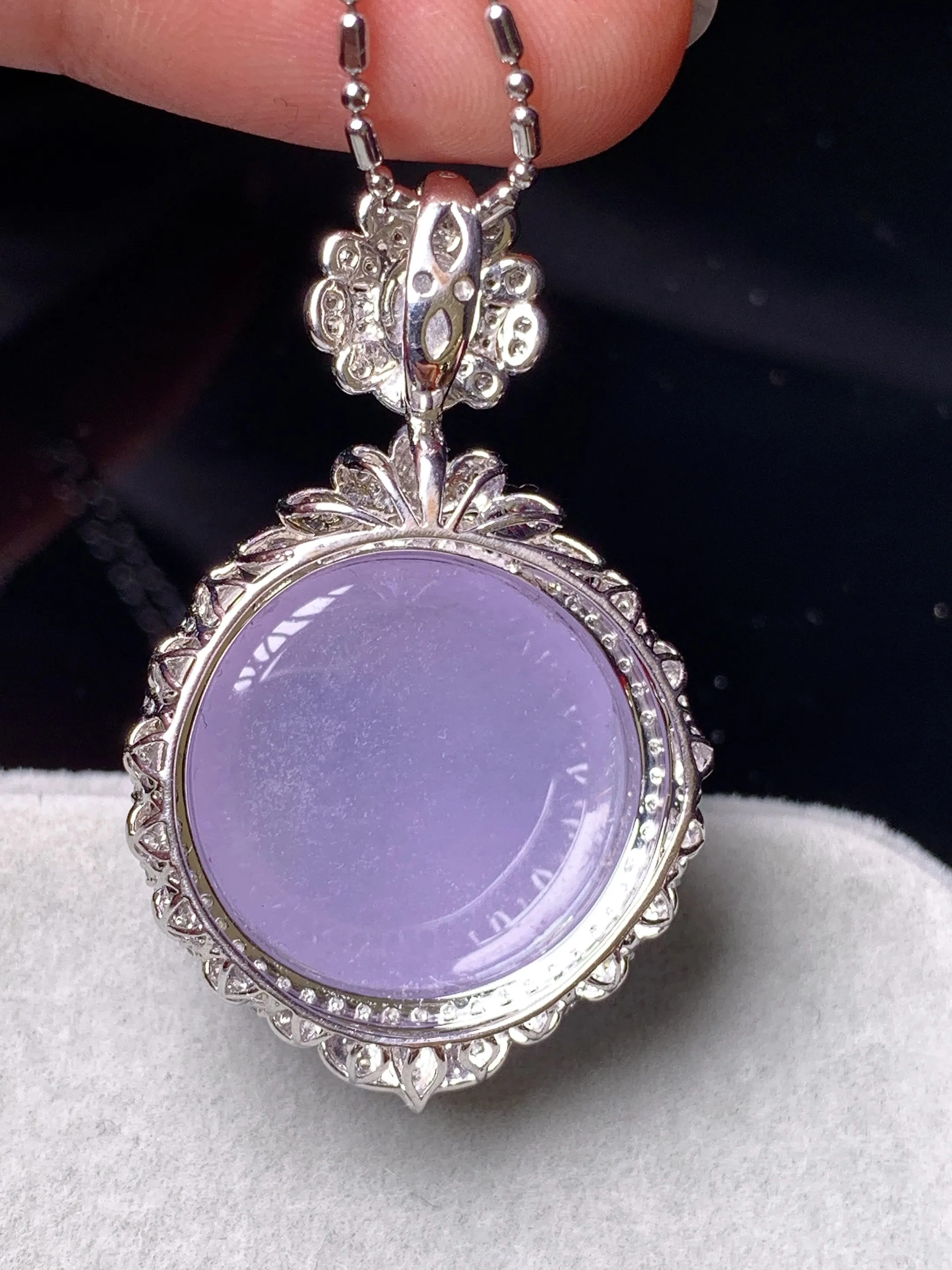 18k金钻镶嵌紫罗兰蛋面吊坠 玉质细腻 色泽艳丽清新 整体尺寸36.5*22*11.6