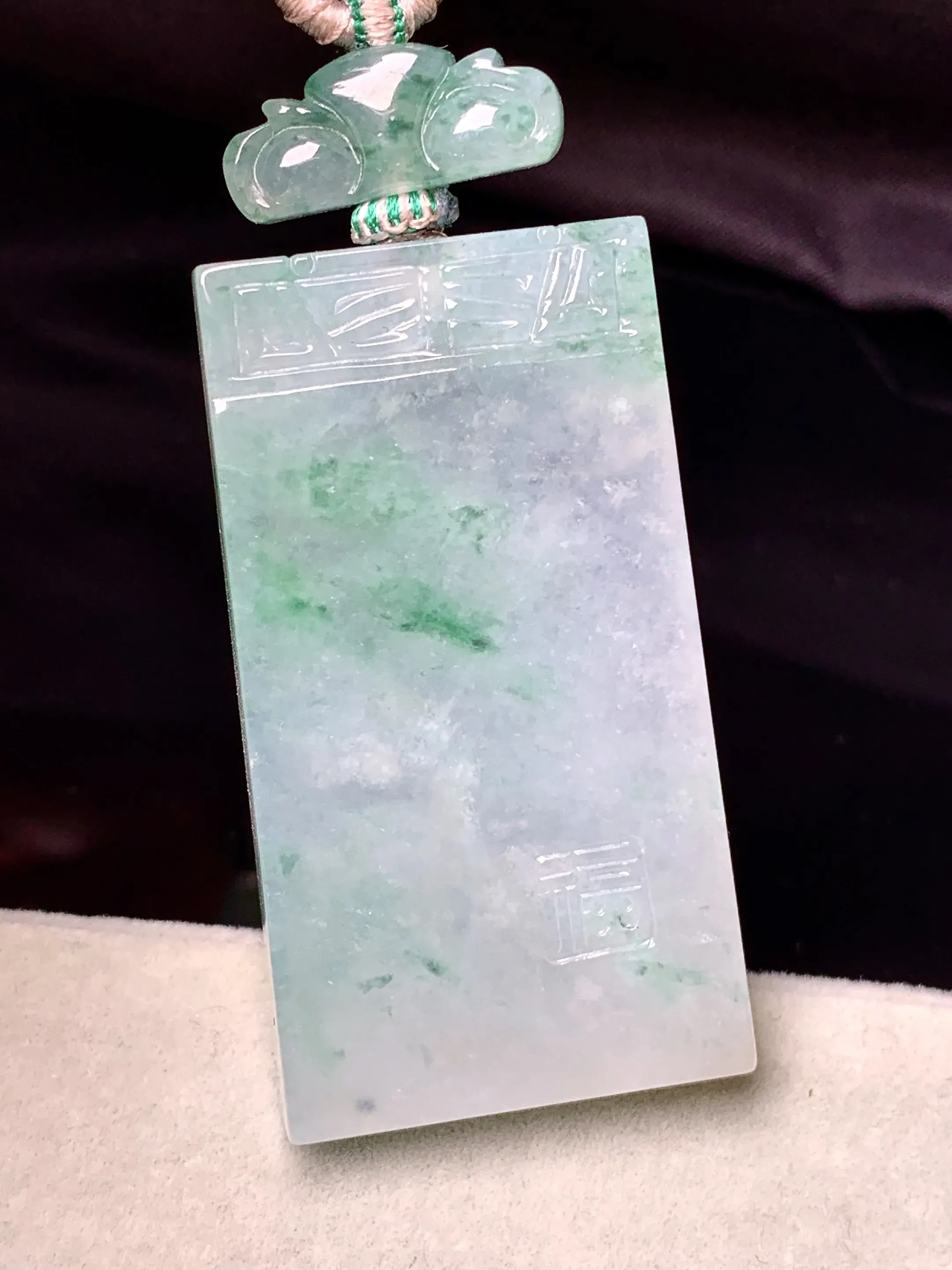 飘绿无事牌吊坠 玉质细腻 色泽艳丽清新 整体尺寸42.5*23.5*4.8