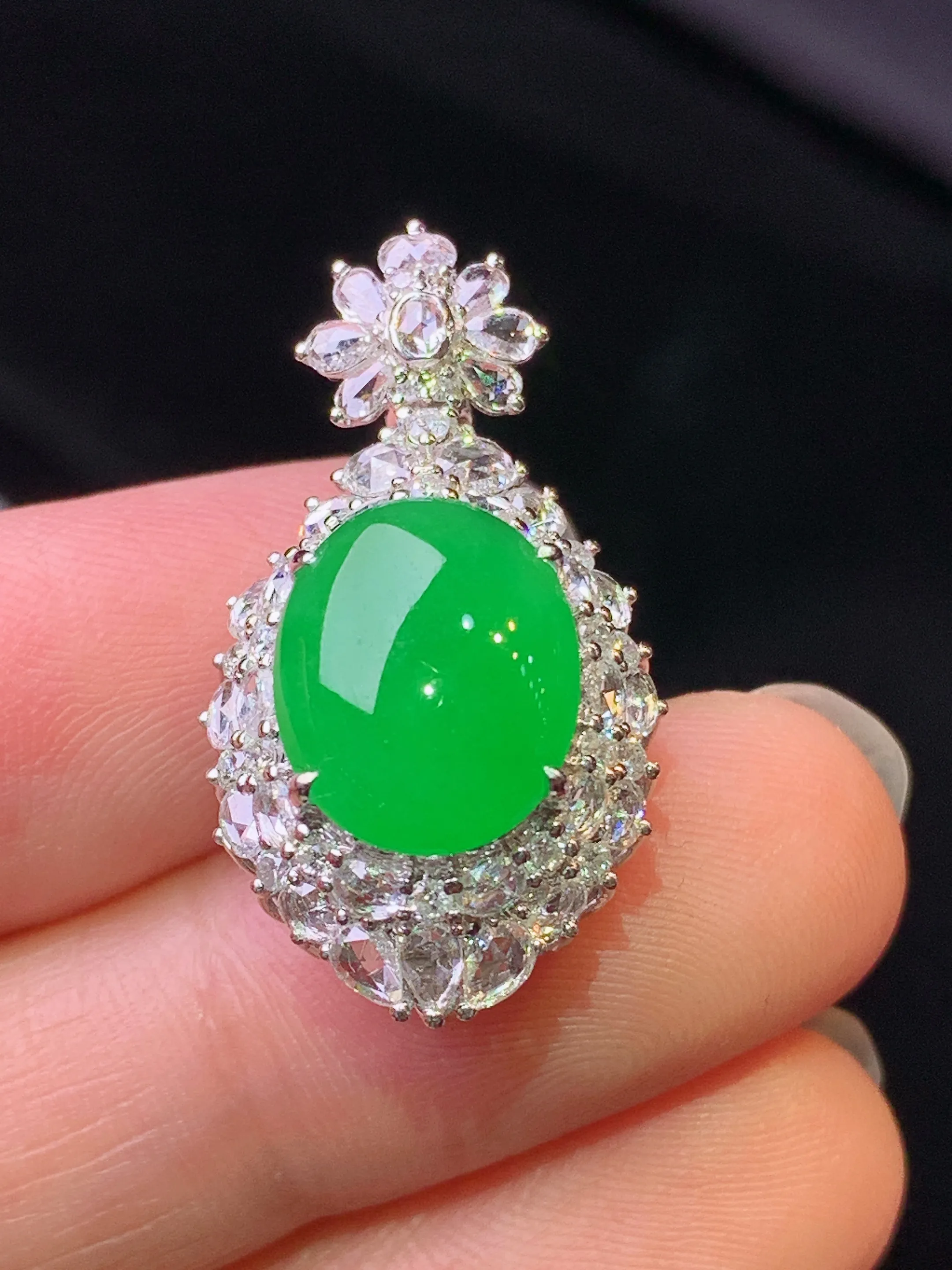 18k金钻镶嵌满绿蛋面吊坠 玉质细腻 色泽艳丽清新 整体尺寸28.3*15.3*12.7