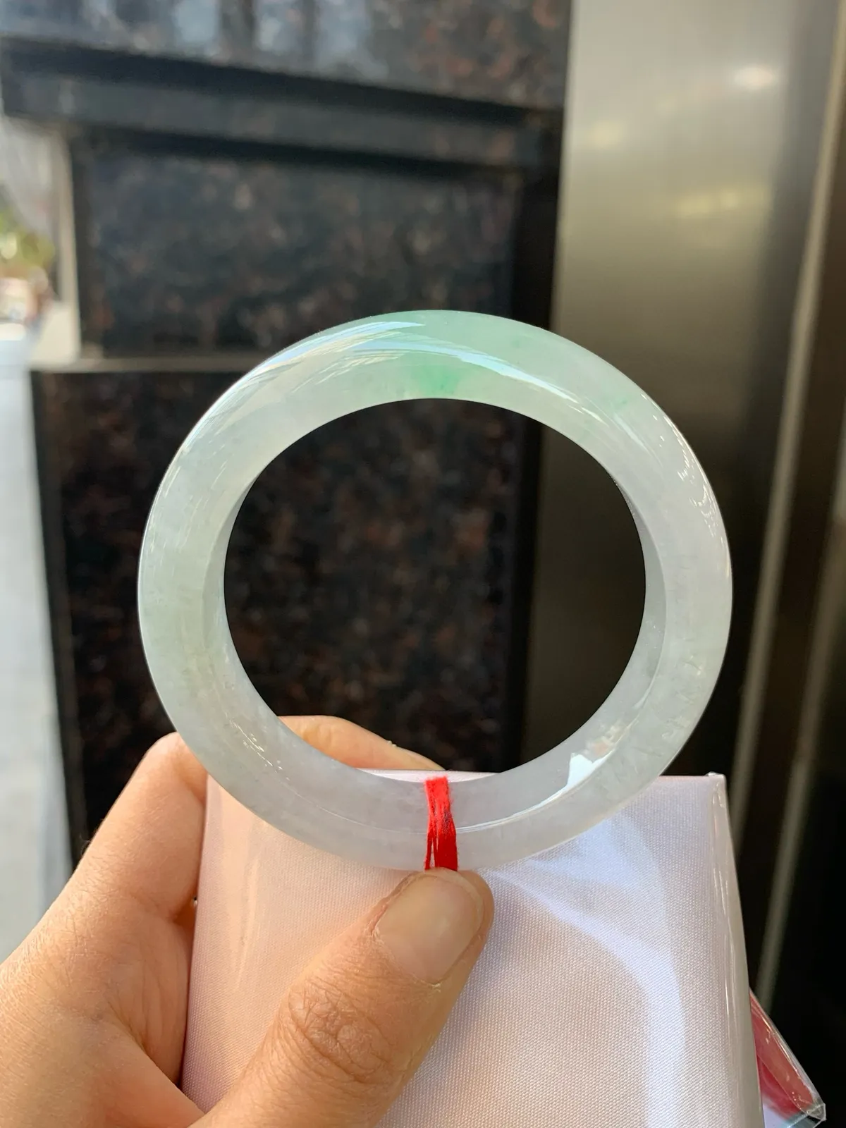 冰飘绿正圈
54.7-12.3-9.2
完美，玉质冰润细腻，清爽的底子飘一朵甜阳绿花，鲜活而灵动，犹如新冒的嫩芽，艳丽惹人