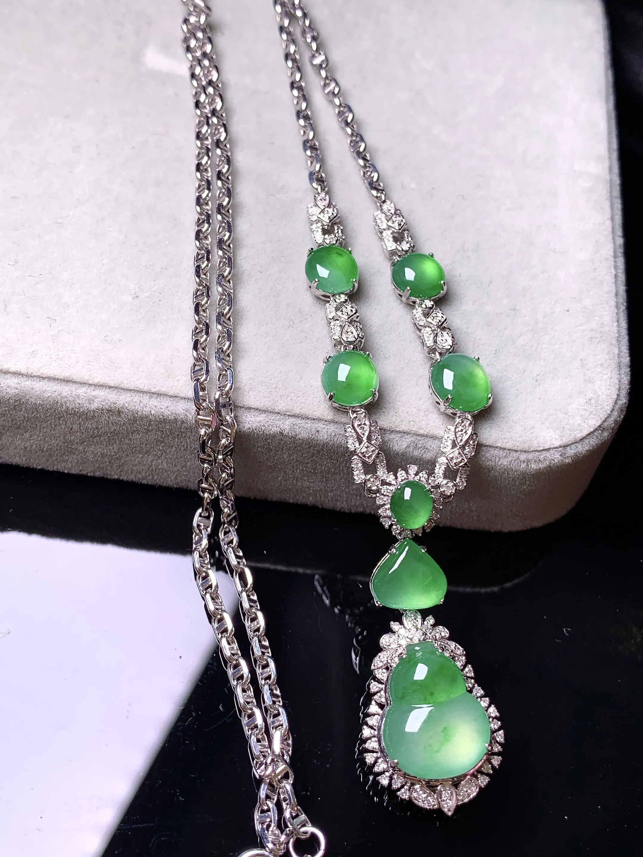 18k金钻镶嵌翠绿葫芦组合蛋面锁骨项链 玉质细腻 色泽艳丽清新 整体尺寸71*13.8*7.3