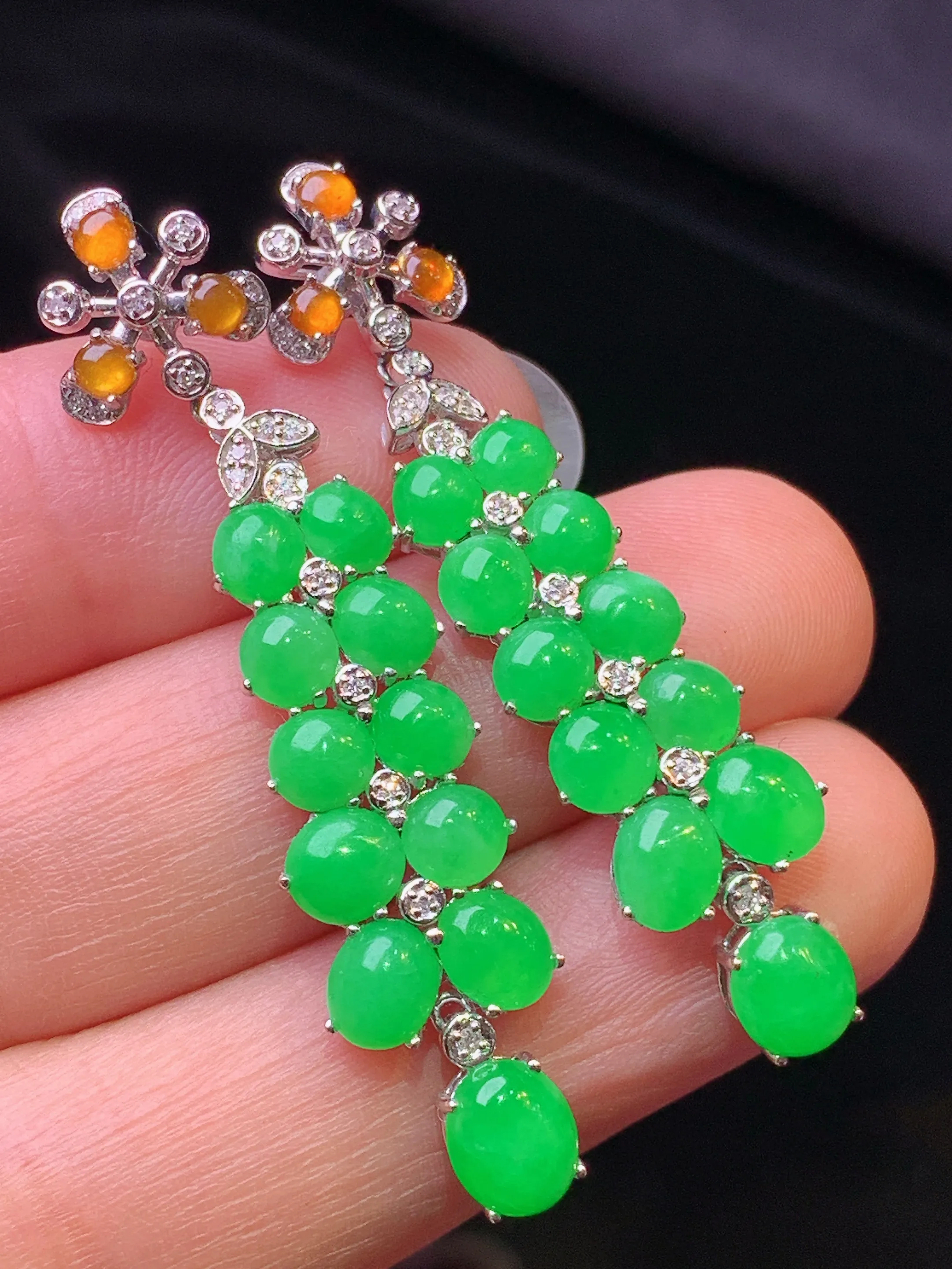 18k金钻镶嵌翠绿蛋面组合耳坠 玉质细腻 色泽艳丽清新 整体尺寸45.5*10.3*4.5