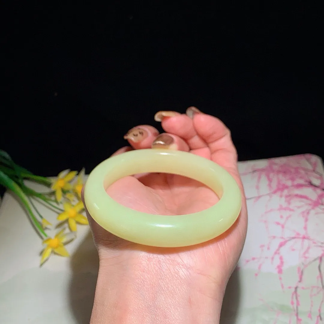 和田玉52圈口黄口料手镯！玉质细腻油润 底色纯净 无裂无杂 脂粉好，品质好