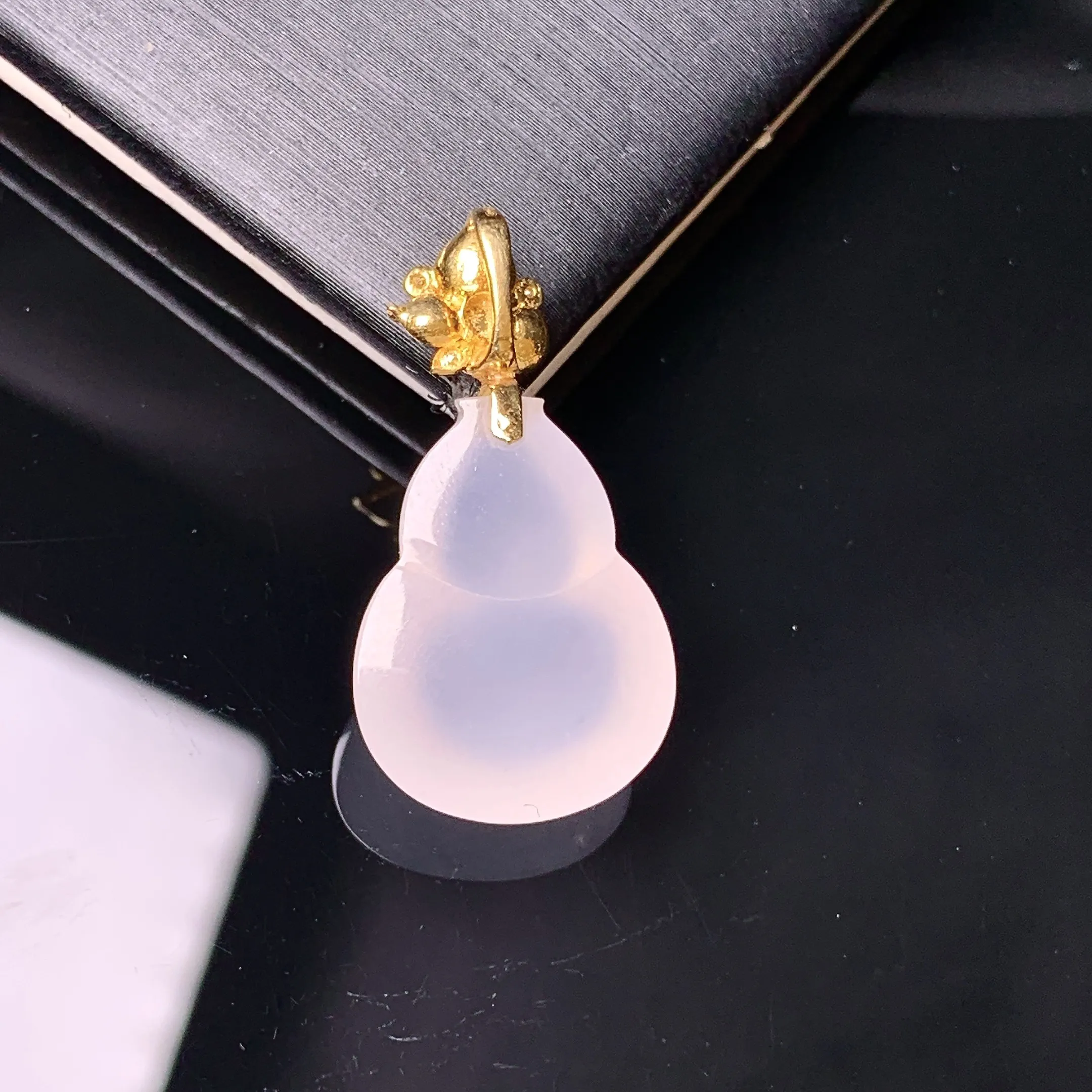 18k金镶嵌冰种葫芦吊坠 玉质细腻 色泽艳丽清新 整体尺寸27.8*14.2*7.2