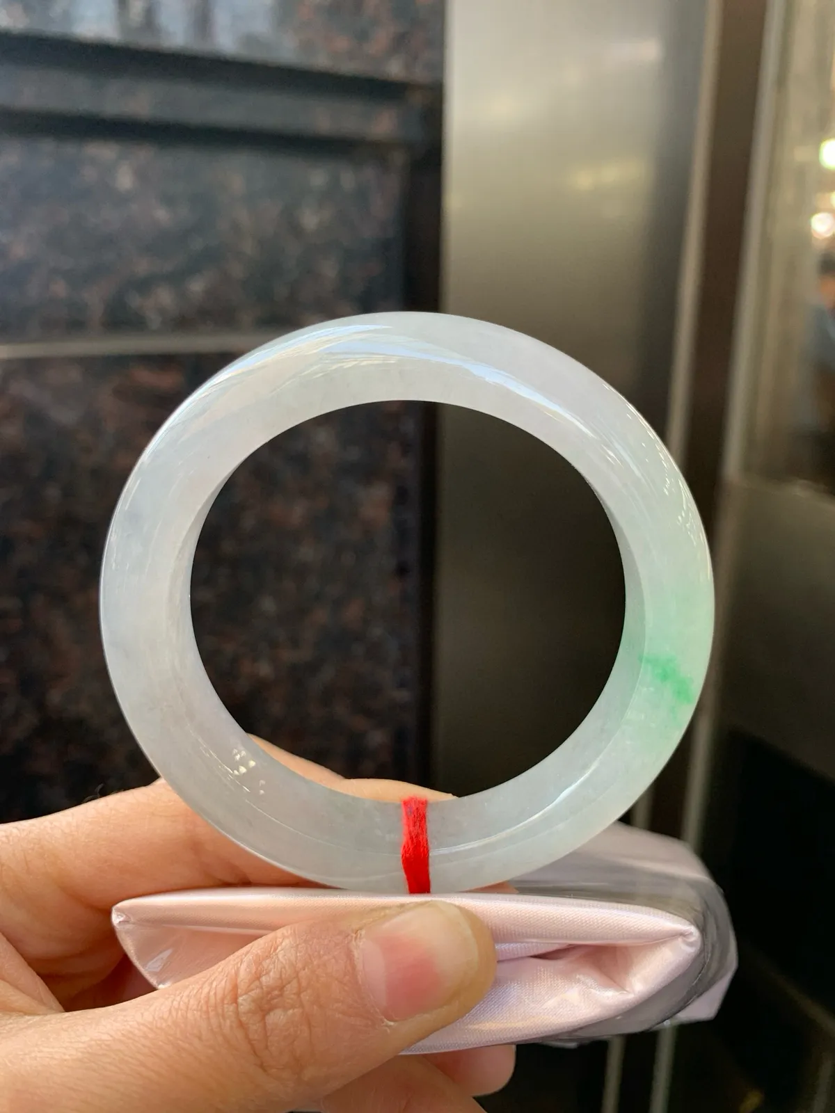 冰飘绿正圈
54.7-12.3-9.2
完美，玉质冰润细腻，清爽的底子飘一朵甜阳绿花，鲜活而灵动，犹如新冒的嫩芽，艳丽惹人