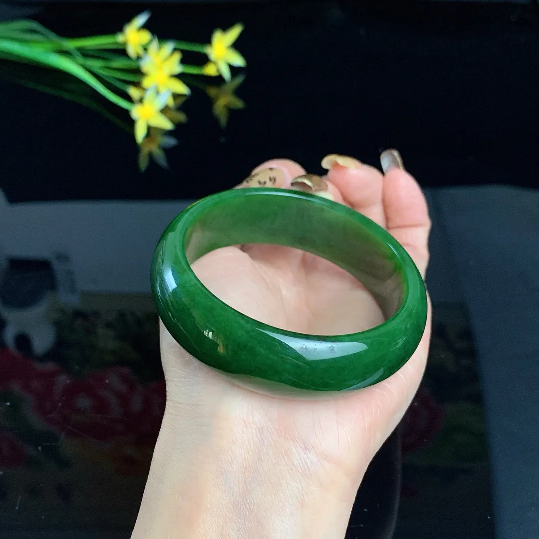 和田玉58.6圈口菠菜绿宽版碧玉手镯！圈口58.6宽19.5玉质细腻油润 底色纯净 无裂无棉 脂粉好，品质高