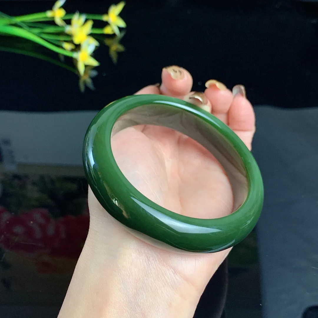 和田玉63圈口深菠菜绿猫眼宽版碧玉手镯！玉质细腻油润 底色纯净 无裂无棉 脂粉好，品质高