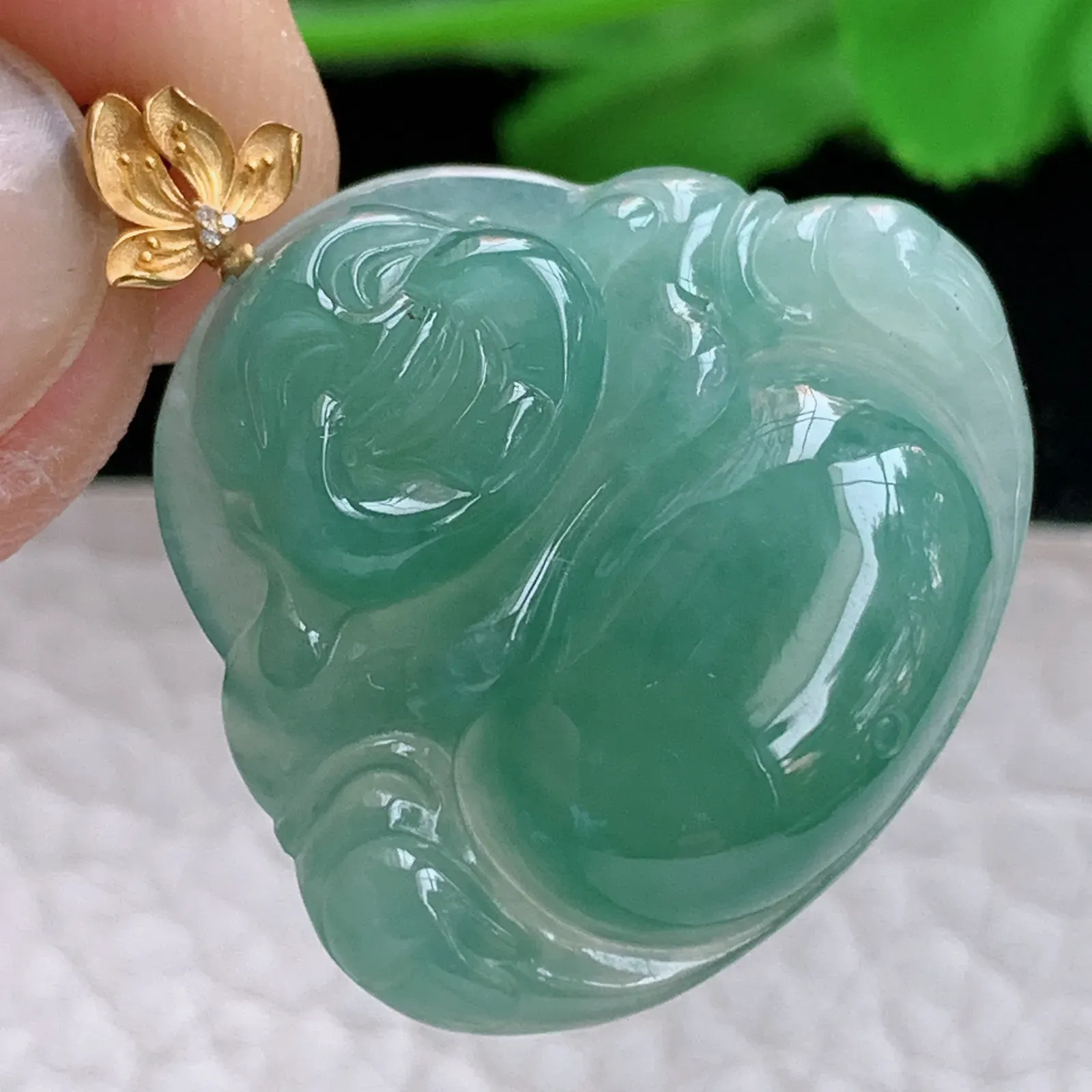 axm实拍30.8*20.3*6缅甸翡翠精雕冰蓝？饱满佛公 开心佛玉吊坠