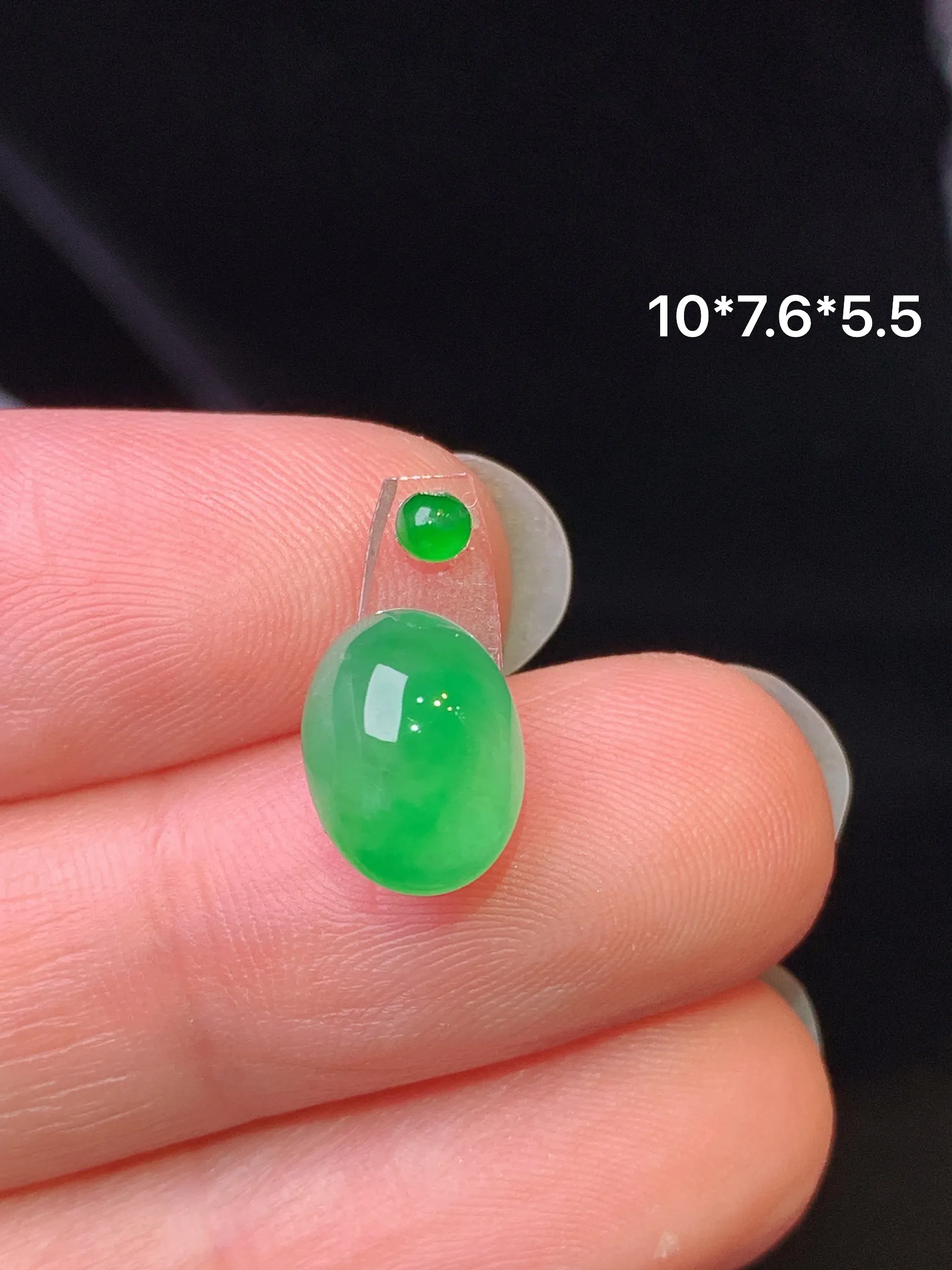 镶嵌款 翠绿蛋面吊坠 玉质细腻 色泽艳丽清新 整体尺寸10*7.6*5.5