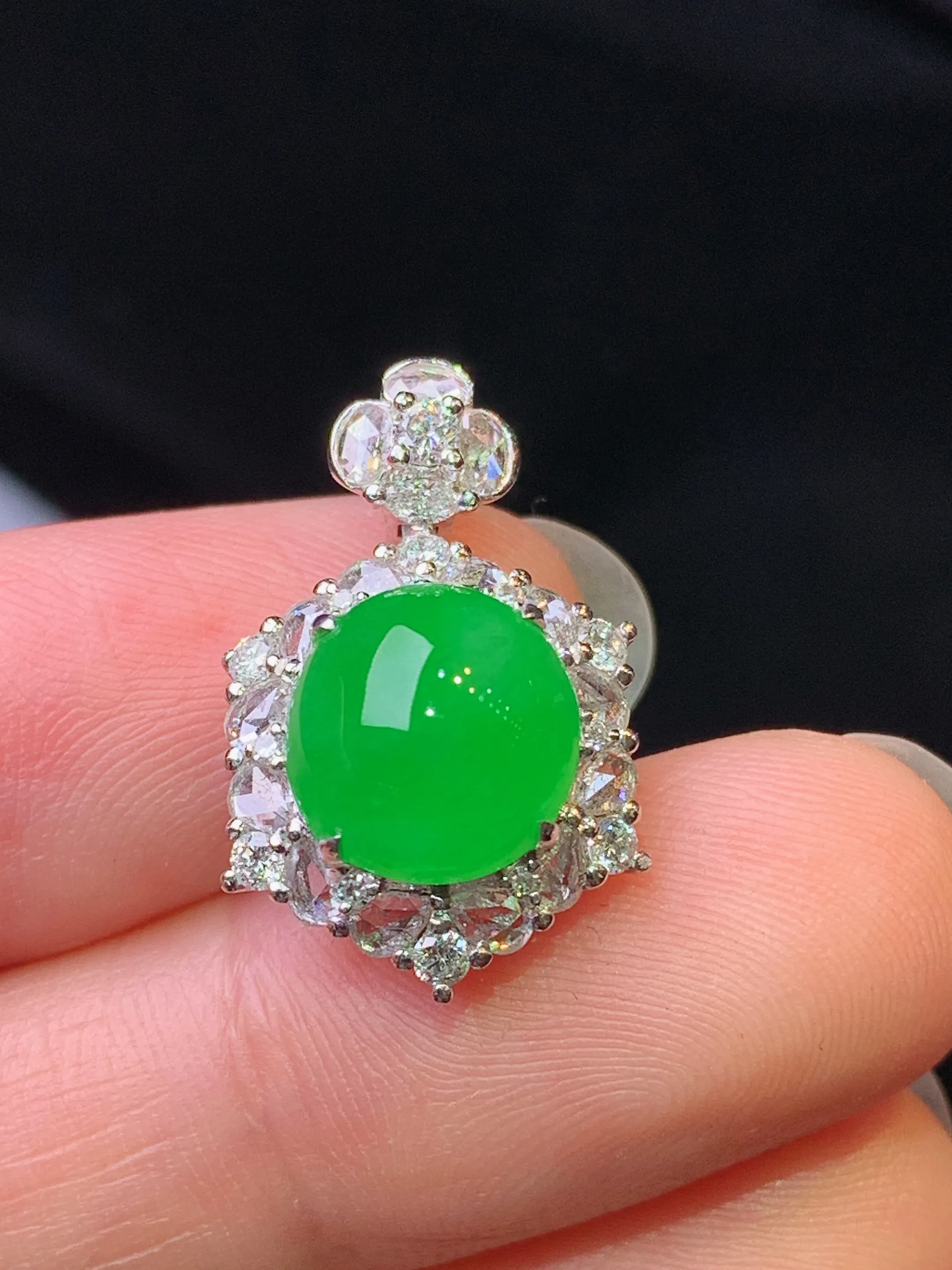 18k金钻镶嵌满绿蛋面吊坠 玉质细腻 色泽艳丽清新 整体尺寸22.2*13.5*10.8