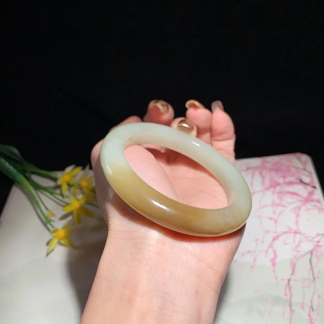 和田玉55.5圈且末糖手镯！玉质细腻油润 底色纯净  无纹裂 脂粉好，品质高。