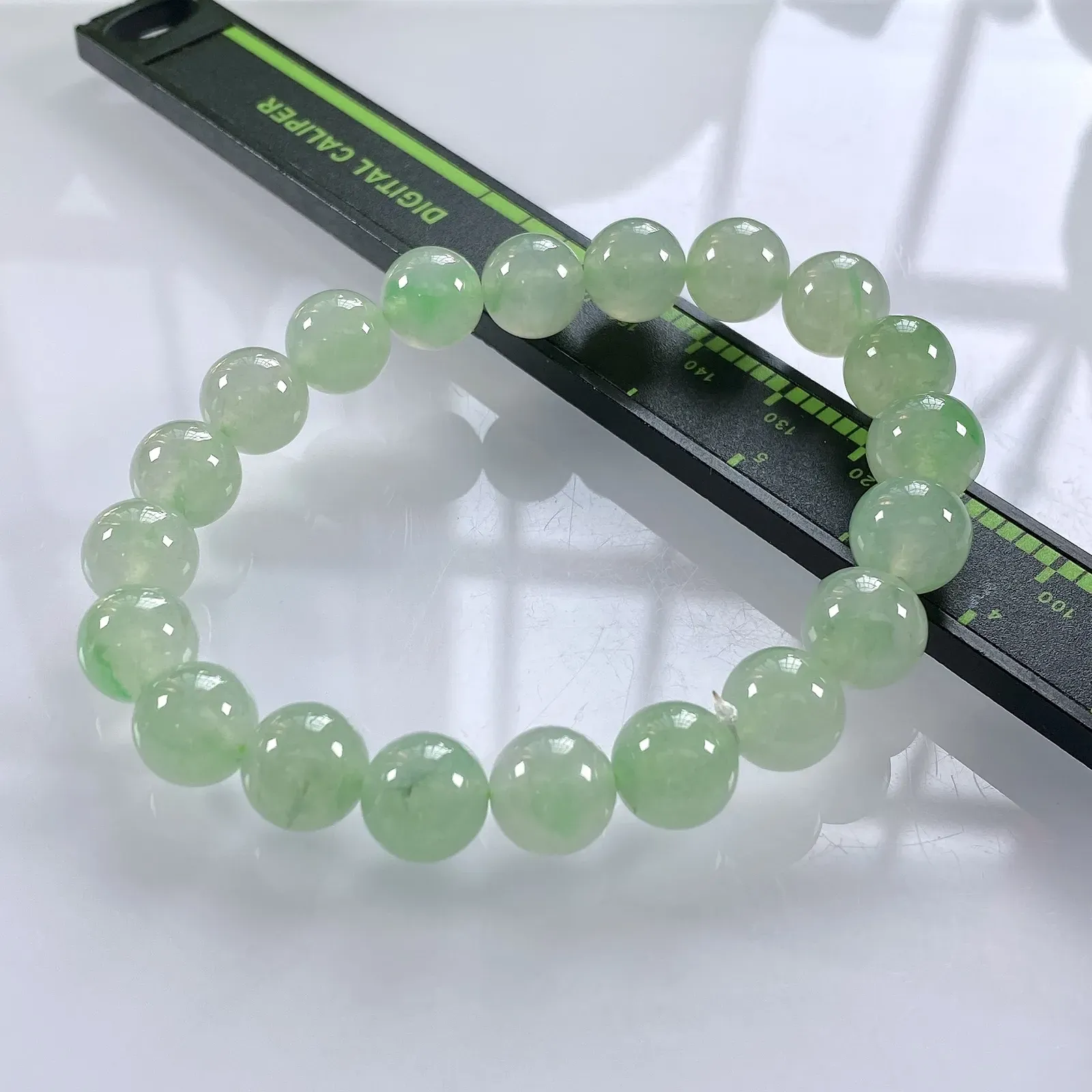 缅甸天然翡翠A货，卡9.8冰种起胶略飘绿圆珠手串手链，尺寸：9.8mm/20颗，长度195mm，重量：33.11g