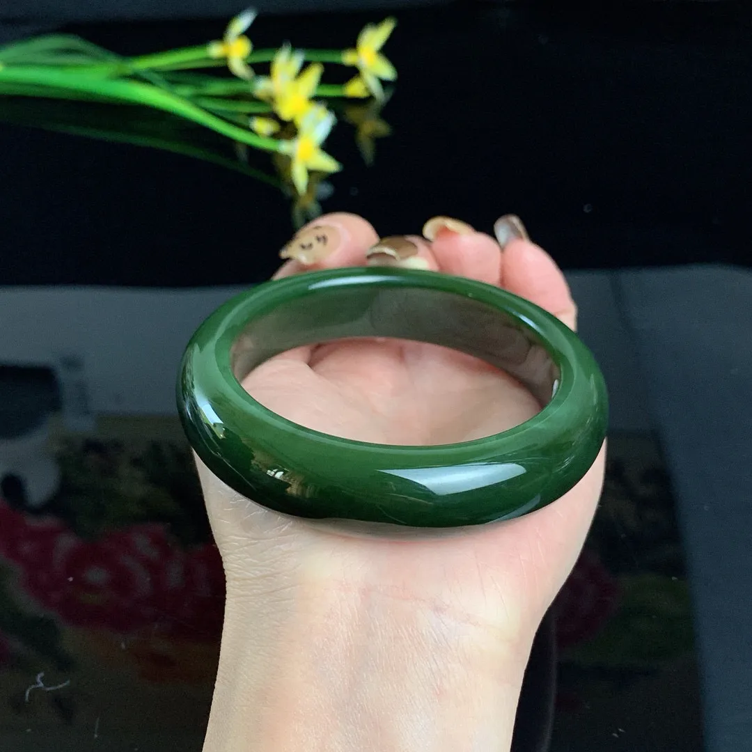 和田玉61圈口菠菜绿猫眼宽条碧玉手镯！玉质细腻油润 底色纯净 无裂无杂 脂粉好，品质高