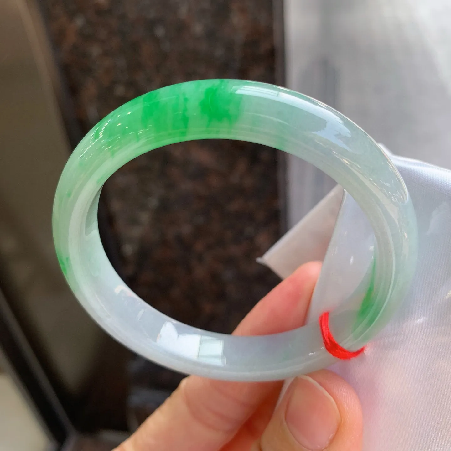 正圈飘绿 完美无瑕 尺寸：55.5/10.6/7.3 细腻