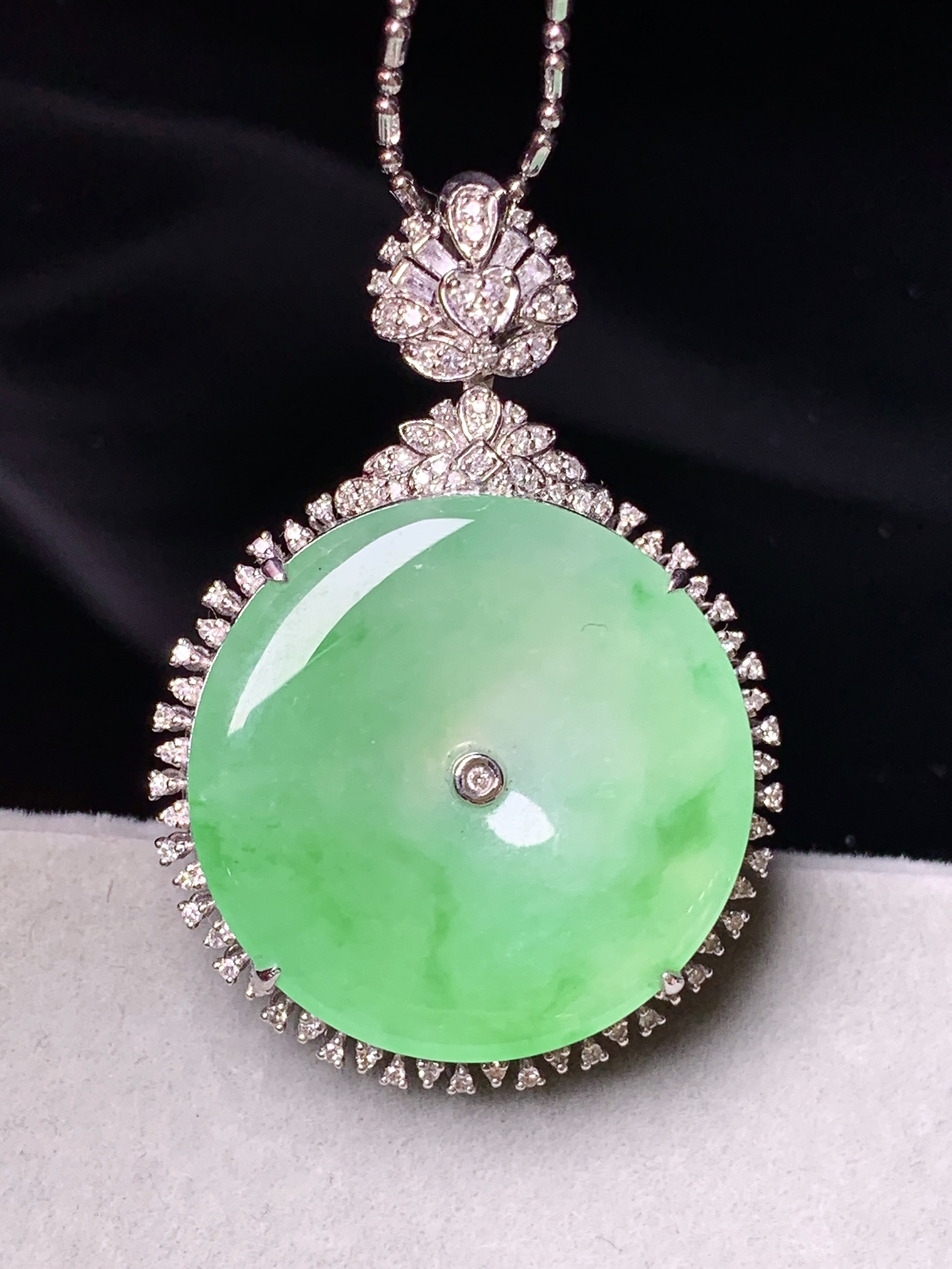 18k金钻镶嵌翠绿平安扣吊坠 玉质细腻 色泽艳丽清新 整体尺寸37.5*25.5*8.3