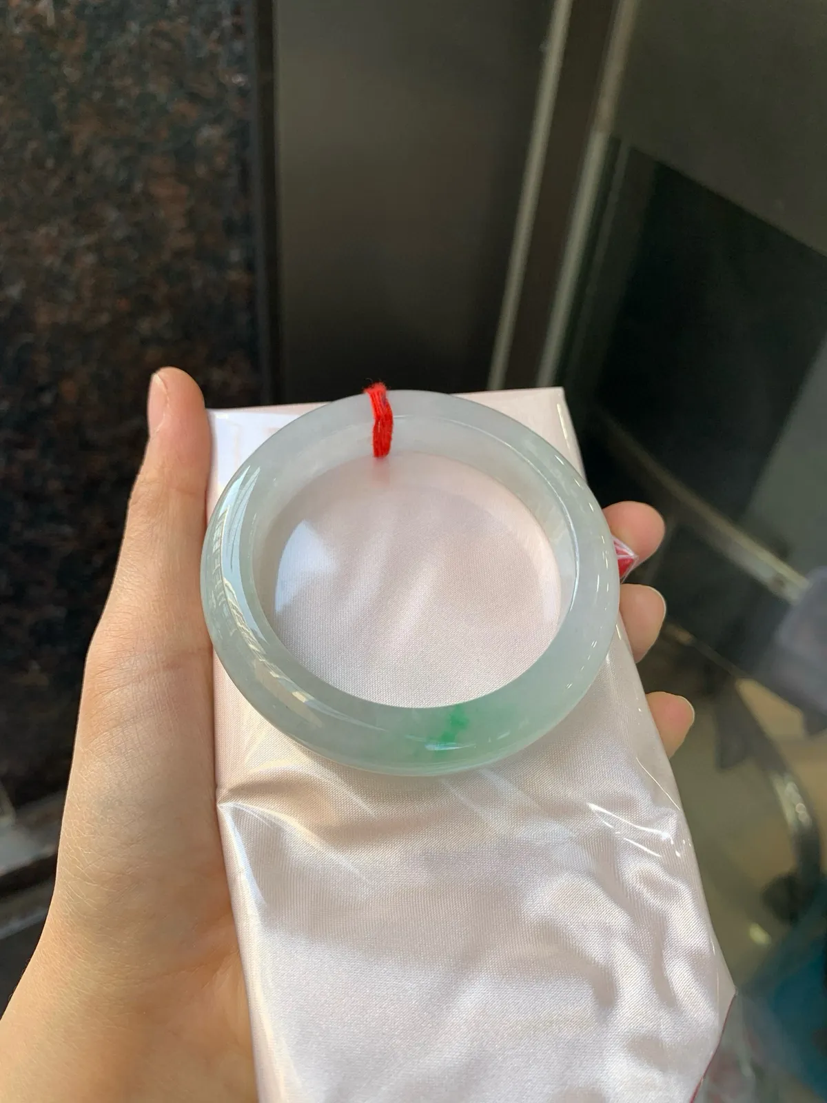 冰飘绿正圈
54.7-12.3-9.2
完美，玉质冰润细腻，清爽的底子飘一朵甜阳绿花，鲜活而灵动，犹如新冒的嫩芽，艳丽惹人