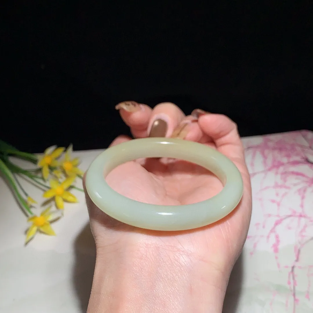 和田玉52圈且末糖手镯！玉质细腻油润 底色纯净  无纹裂 脂粉好，品质高。