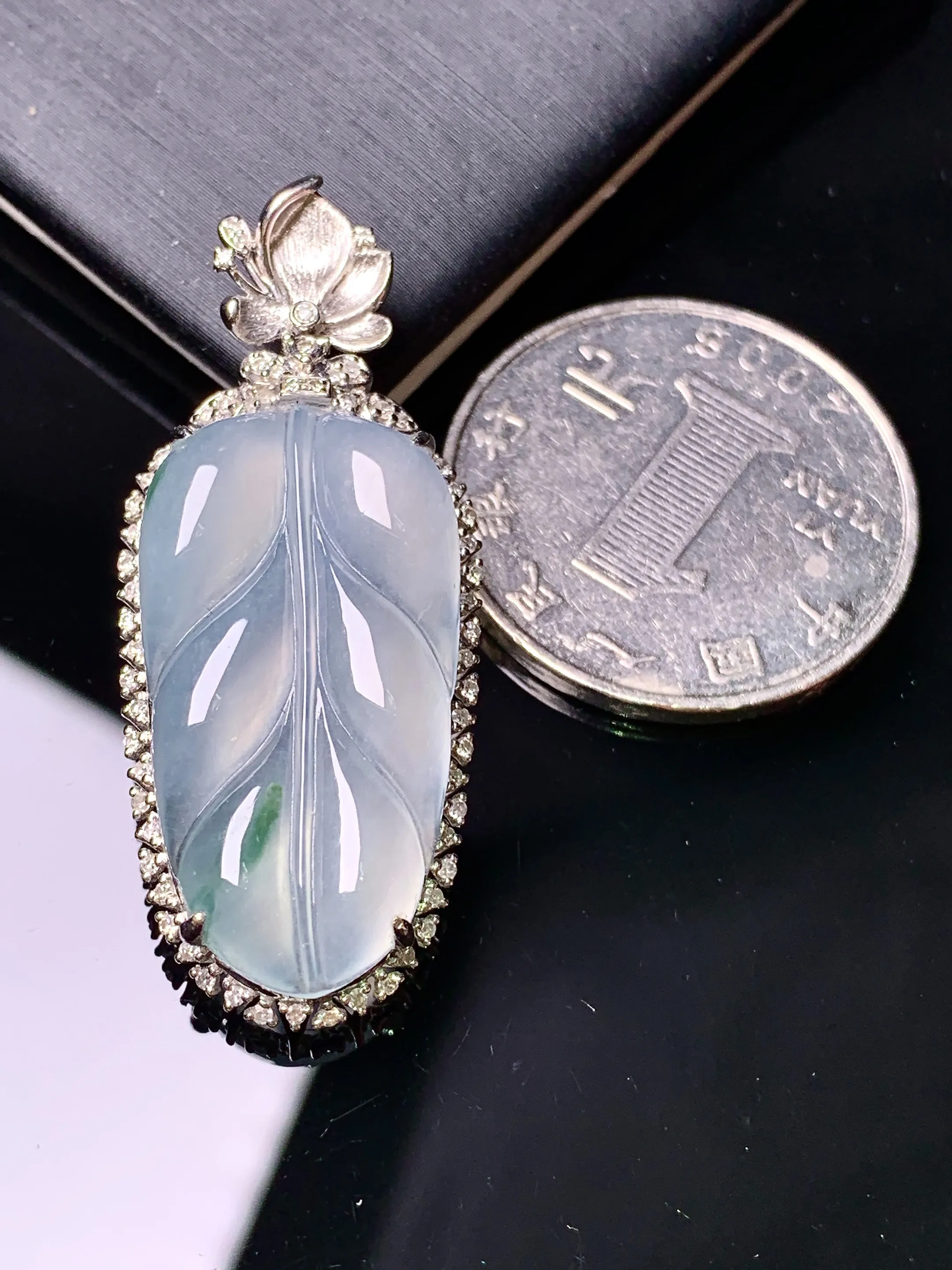 18k金钻镶嵌冰种树叶吊坠 玉质细腻 色泽艳丽清新 整体尺寸41.5*17.3*8