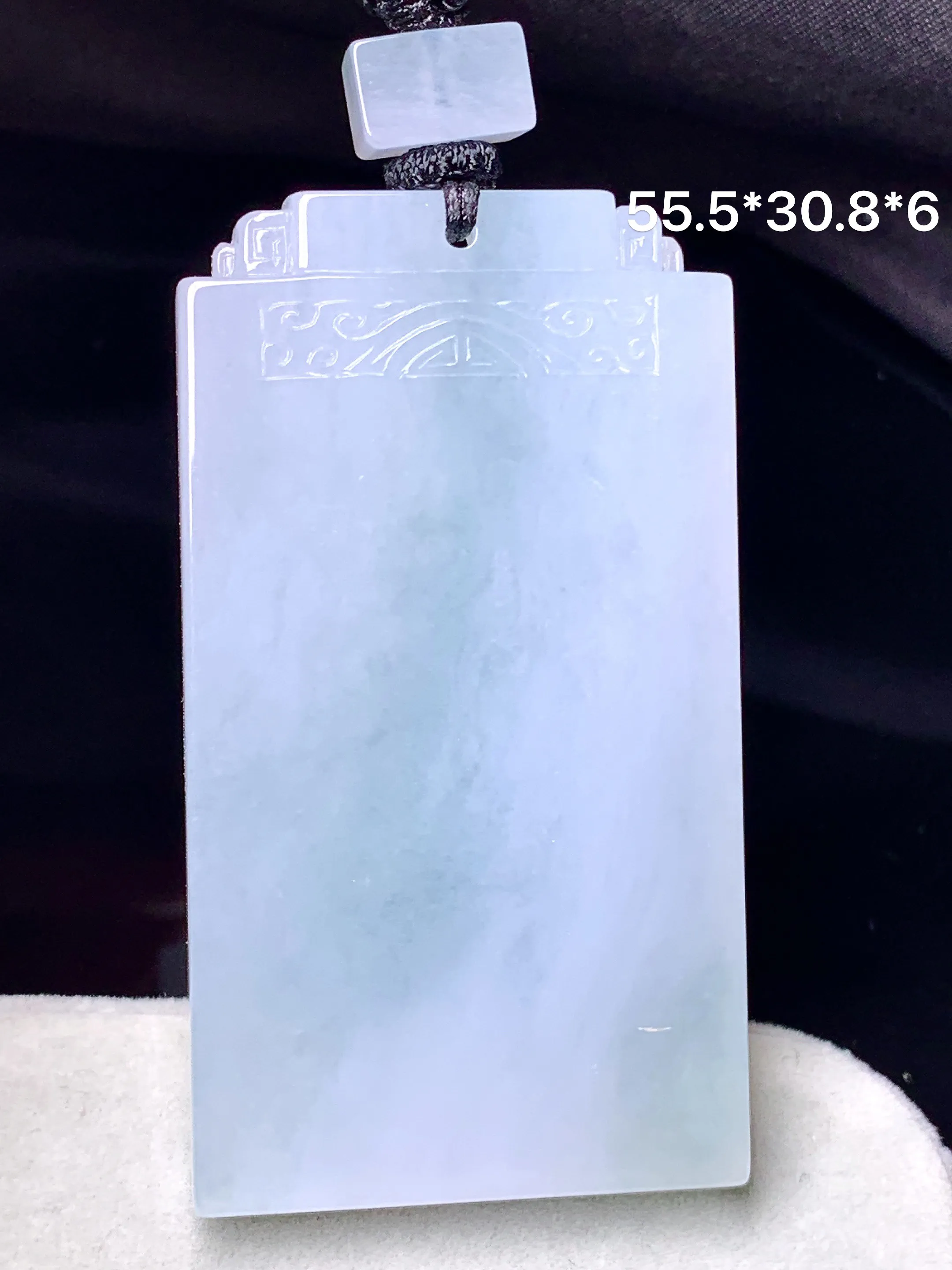 飘绿无事牌吊坠 玉质细腻 色泽艳丽清新 整体尺寸55.5*30.8*6