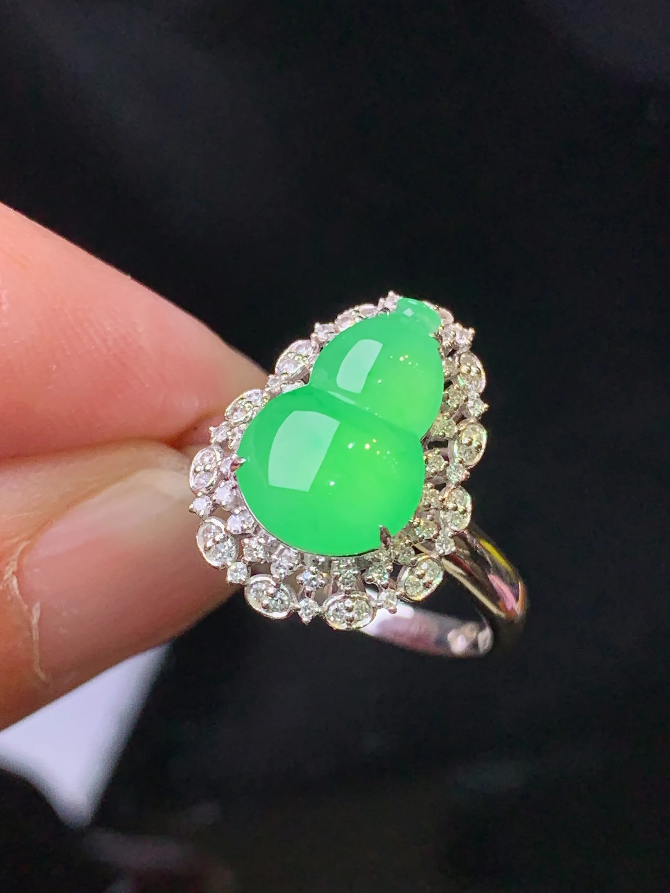 18k金钻镶嵌翠绿葫芦戒指 玉质细腻 色泽艳丽清新 圈口13.5 整体尺寸16.6*12.3*8.8