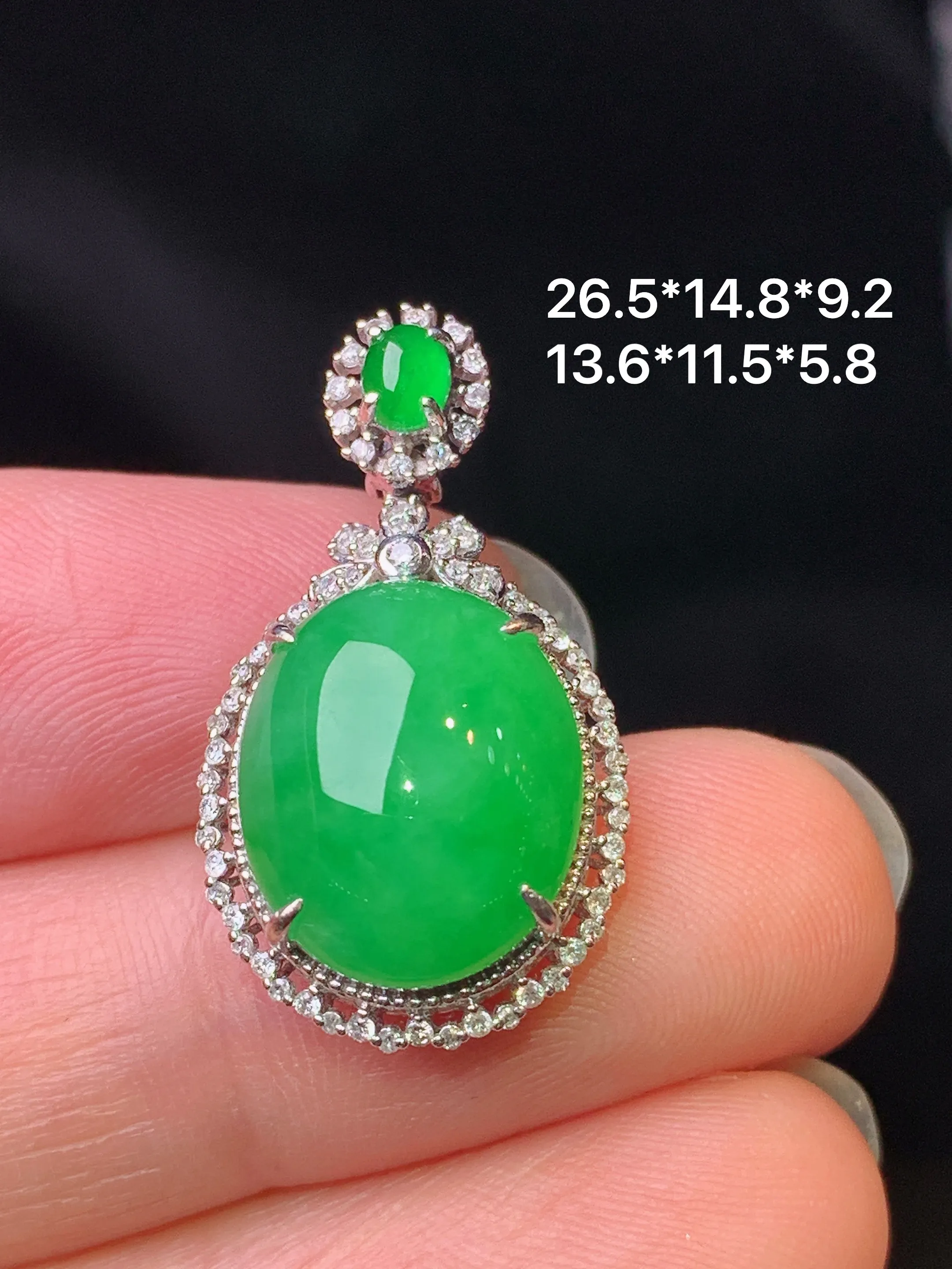18k金钻镶嵌满绿蛋面吊坠 玉质细腻 色泽艳丽清新 整体尺寸26.5*14.8*9.2