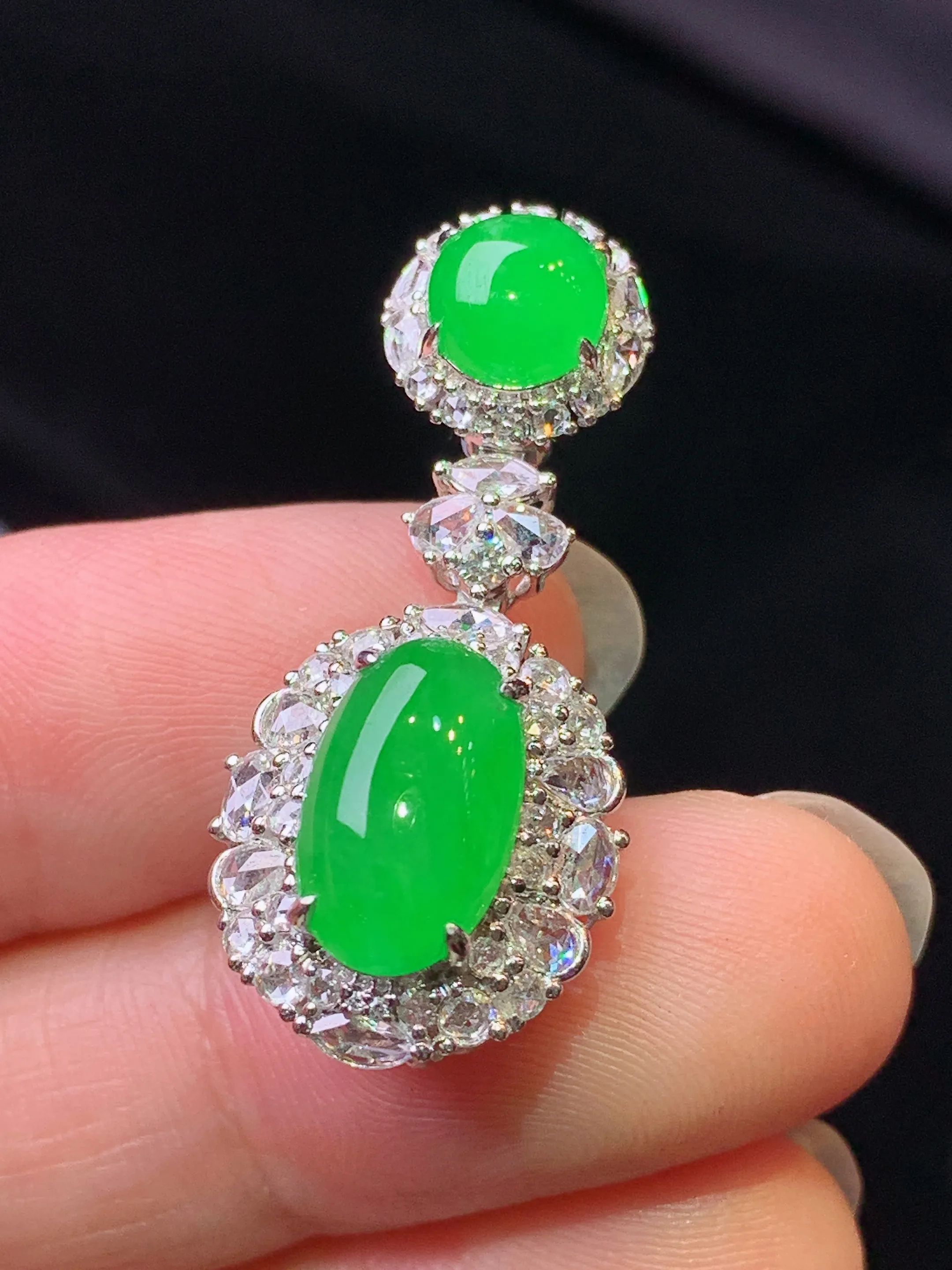 18k金钻镶嵌满绿蛋面吊坠 玉质细腻 色泽艳丽清新 整体尺寸32*14.2*11.3