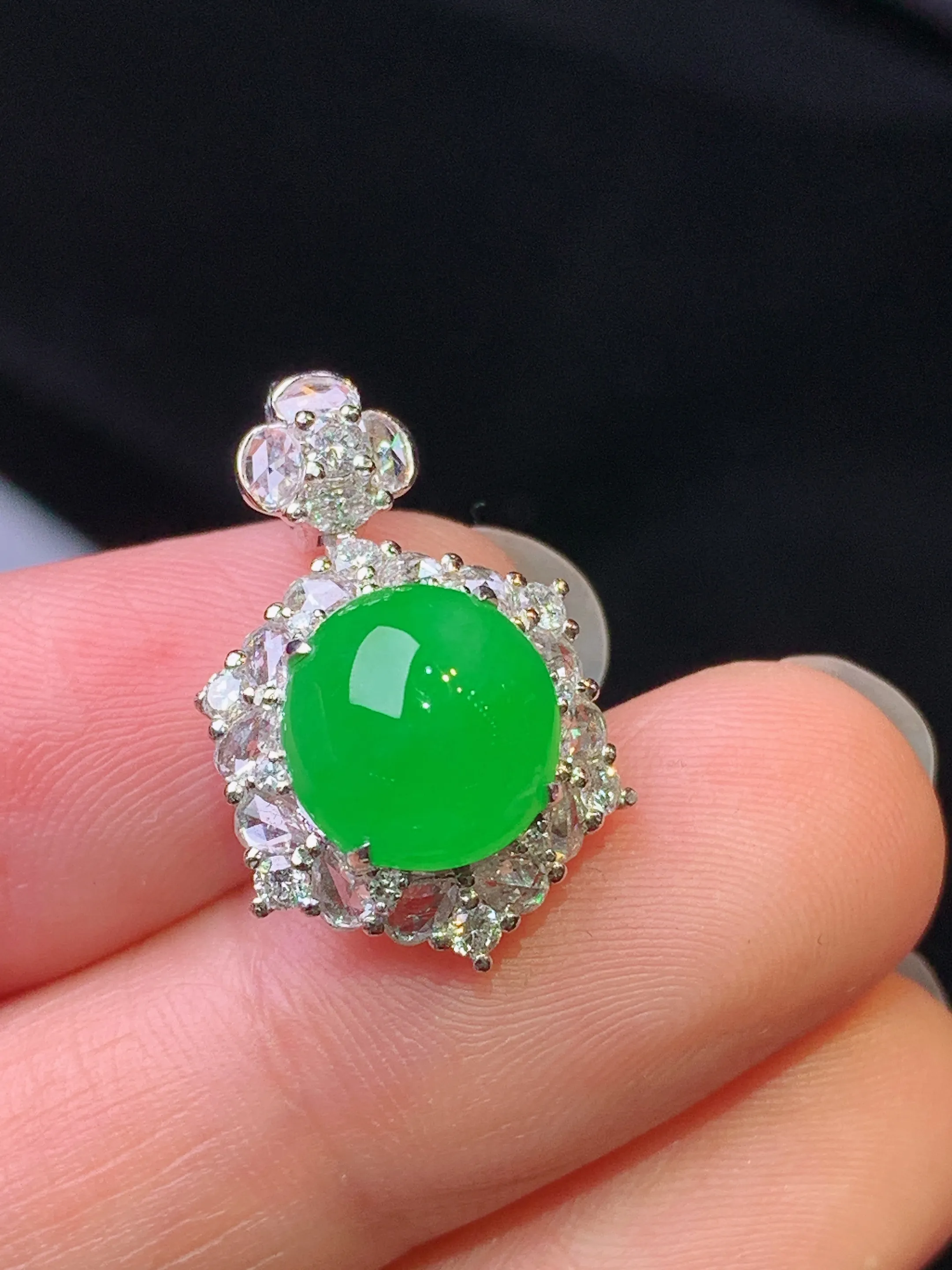 18k金钻镶嵌满绿蛋面吊坠 玉质细腻 色泽艳丽清新 整体尺寸22.2*13.5*10.8