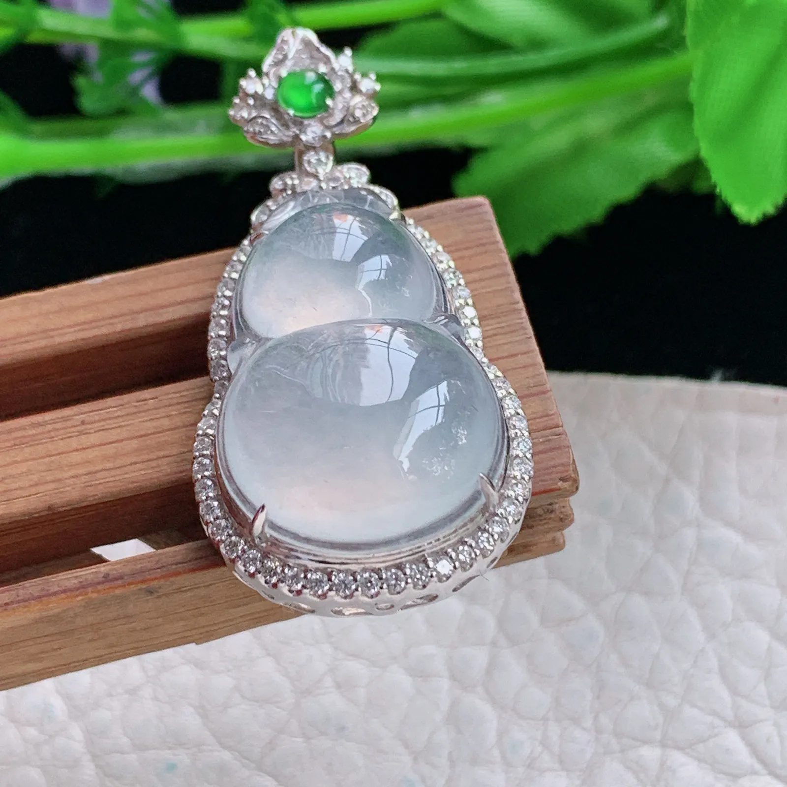 axm实拍38.8*19.3*10缅甸翡翠精雕冰起光饱满葫芦 玉葫芦玉吊坠