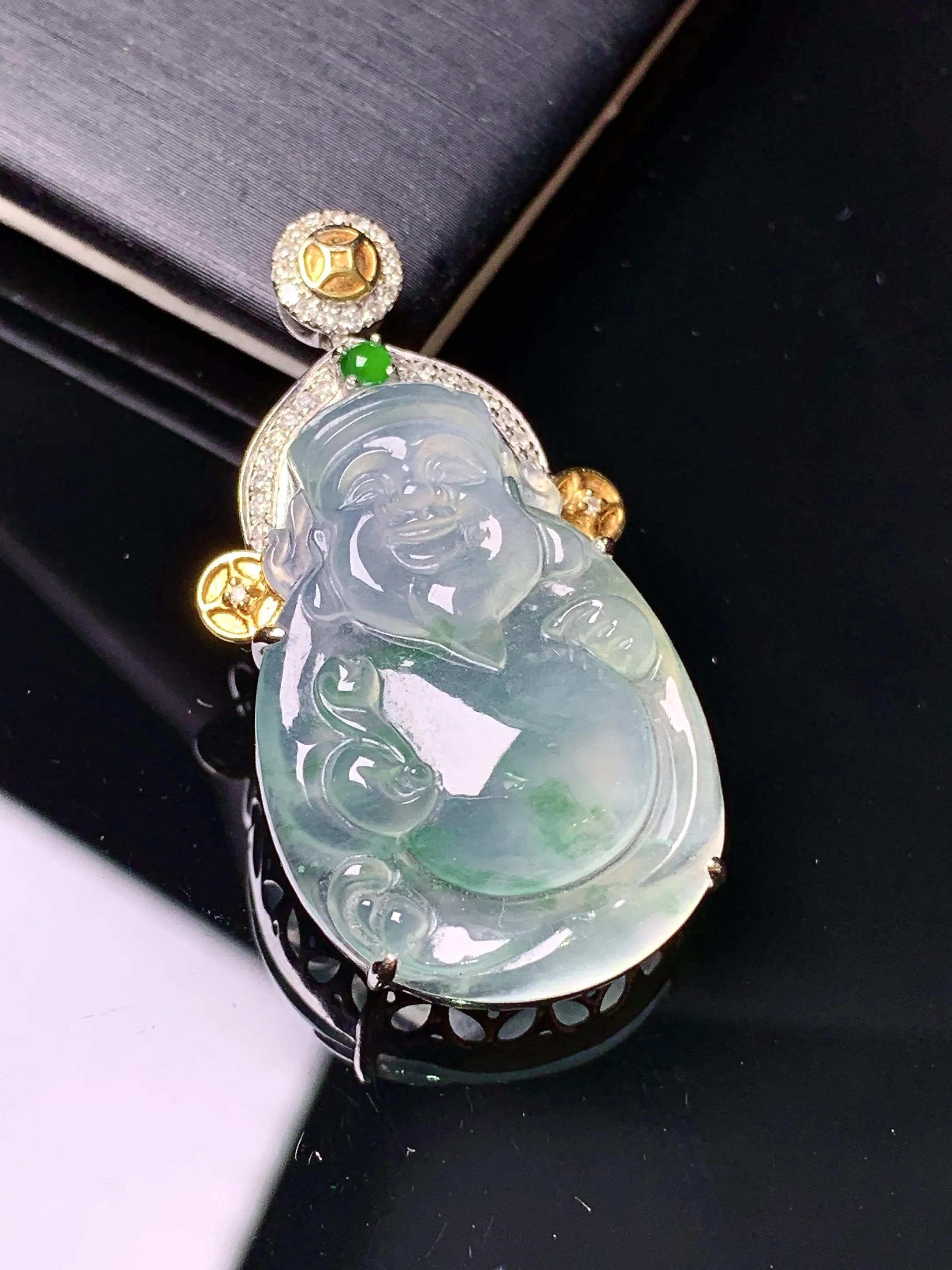 18k金镶嵌冰种财神吊坠 玉质细腻 色泽艳丽清新 整体尺寸36.3*18.7*7.6
