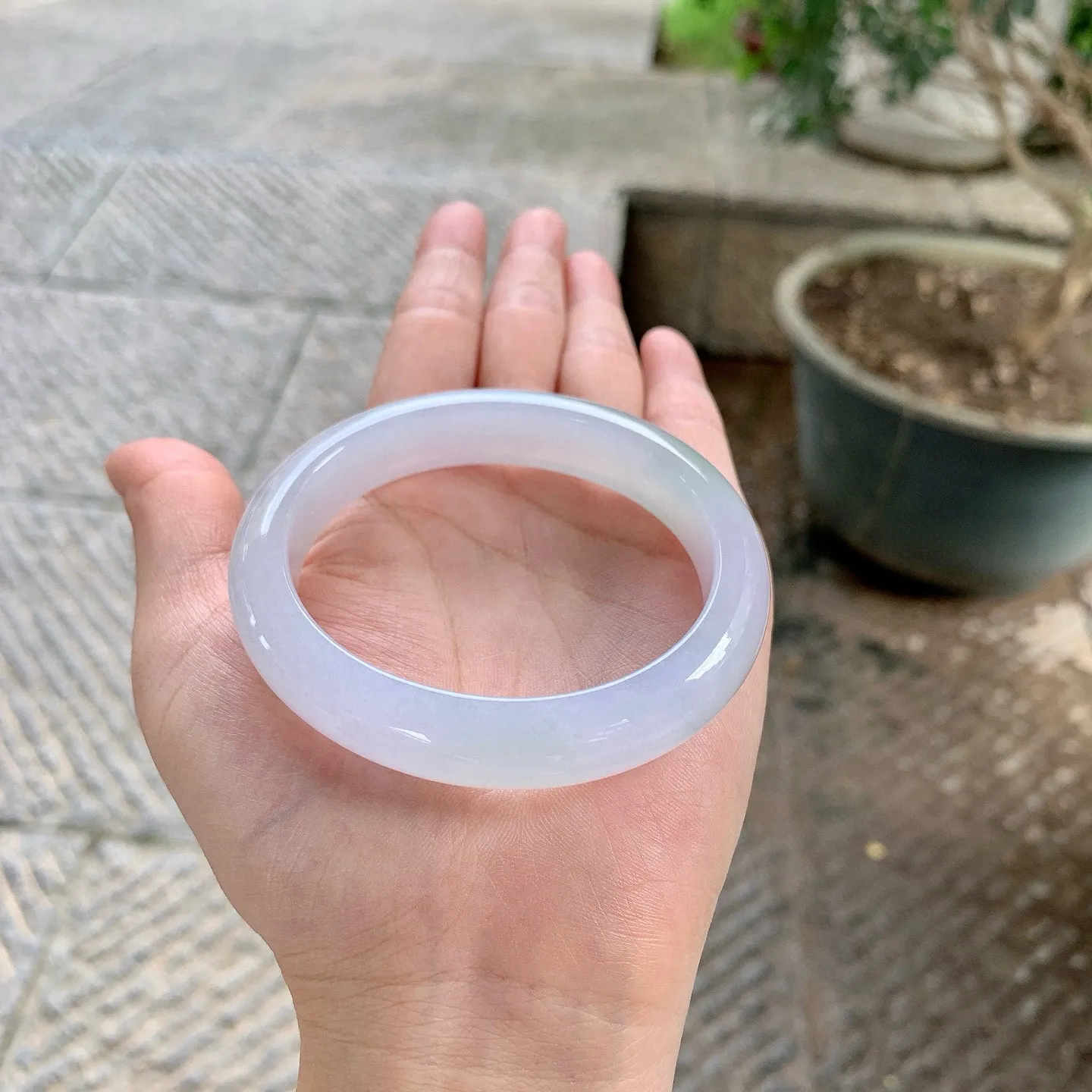 贵妃53 54
【圈口】56.6/49.2/12.5/8.5
【描述】春彩，水润，种老，细腻，无纹裂！