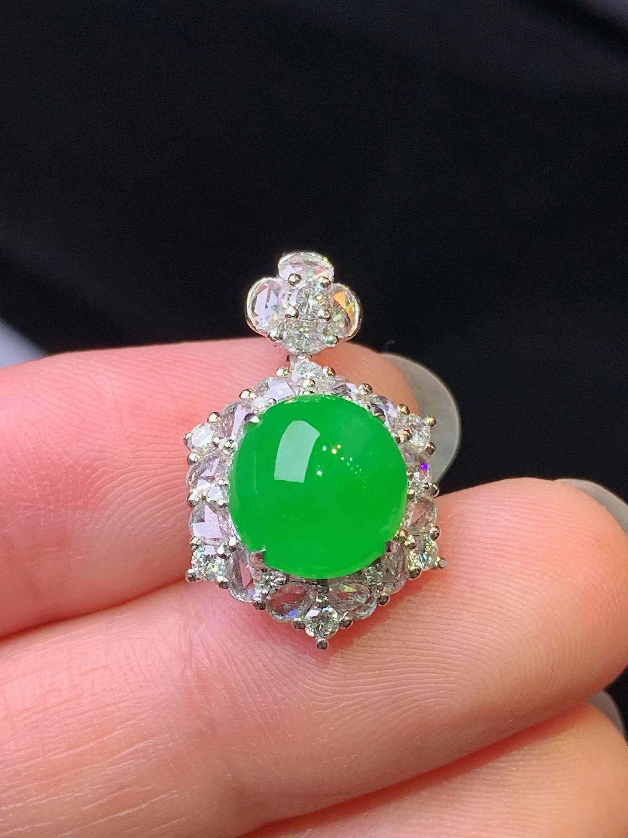 18k金钻镶嵌满绿蛋面吊坠 玉质细腻 色泽艳丽清新 整体尺寸22.2*13.5*10.8