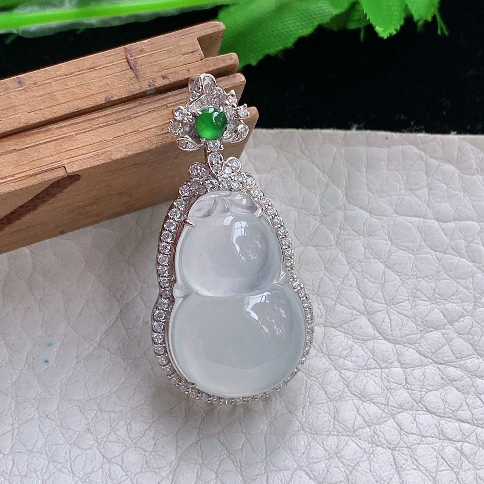 axm实拍38.8*19.3*10缅甸翡翠精雕冰起光饱满葫芦 玉葫芦玉吊坠