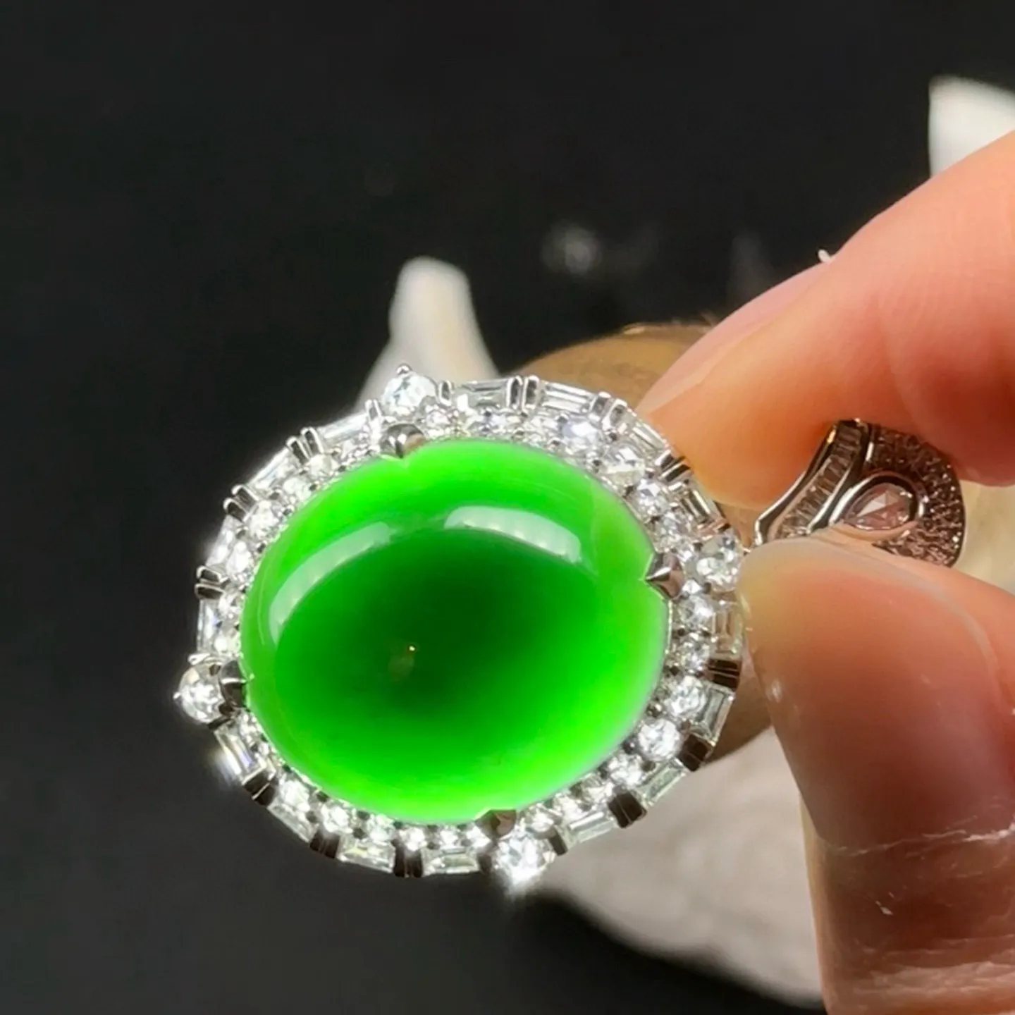 18k满钻豪镶墨翠蛋面吊坠 种好色正 黑度极好 打灯通透 油性十足 尺寸35.9