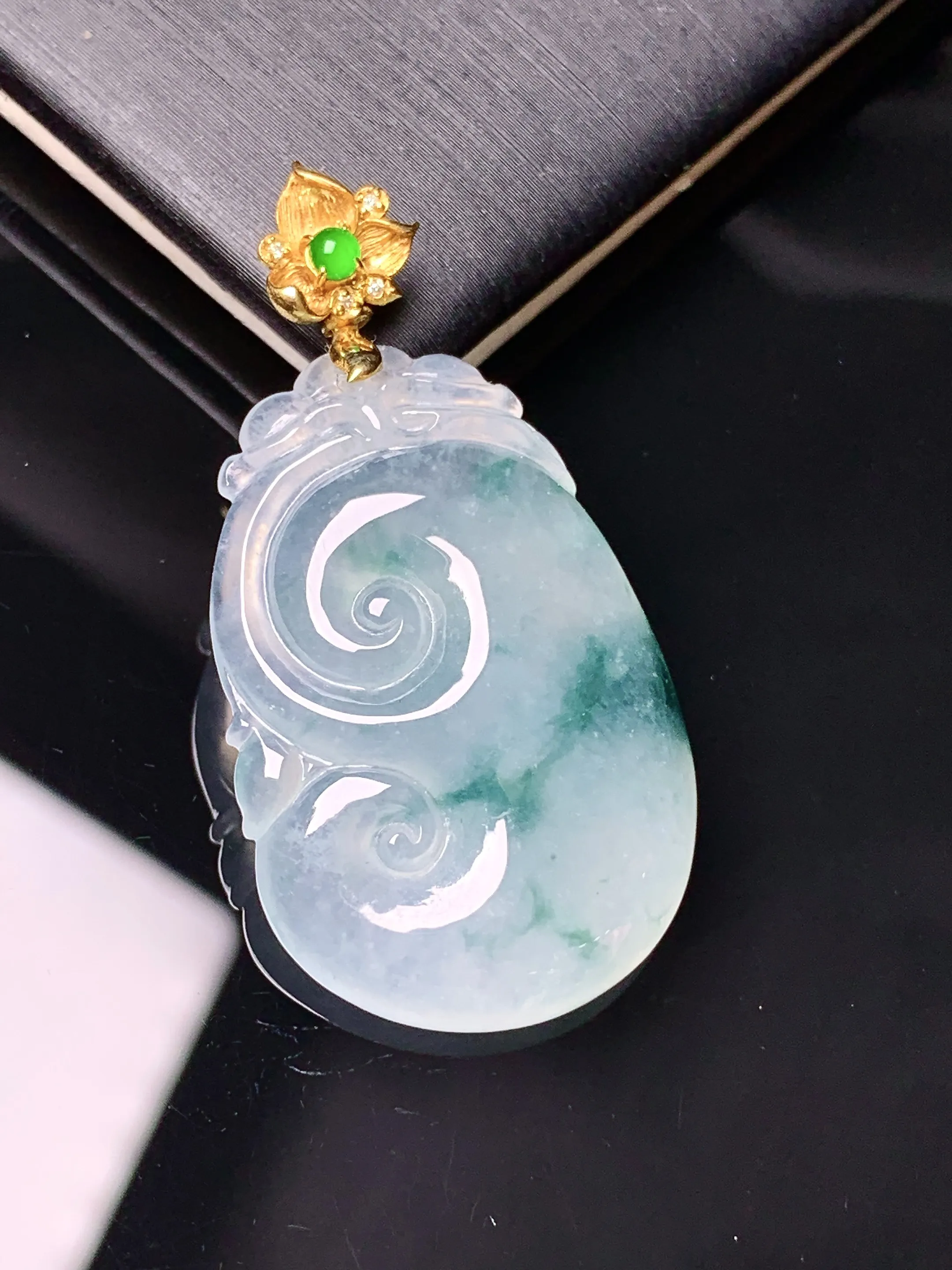 18k金钻镶嵌冰种飘花如意吊坠 玉质细腻 色泽艳丽清新 整体尺寸40.2*21*6.2