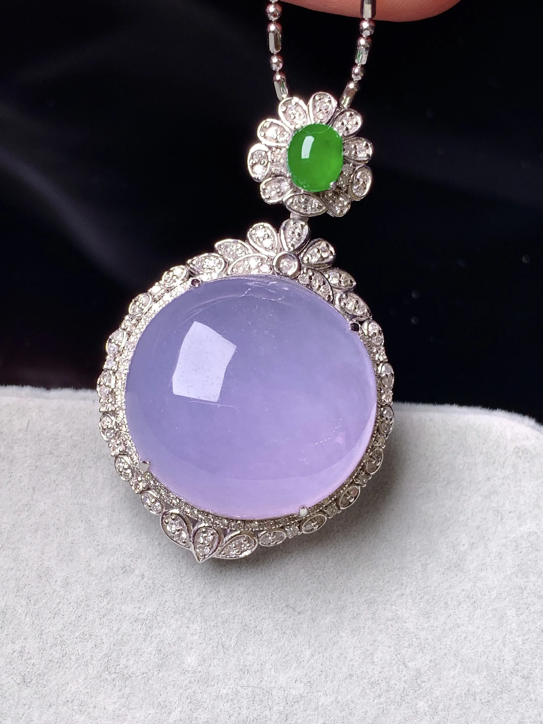 18k金钻镶嵌紫罗兰蛋面吊坠 玉质细腻 色泽艳丽清新 整体尺寸36.5*22*11.6