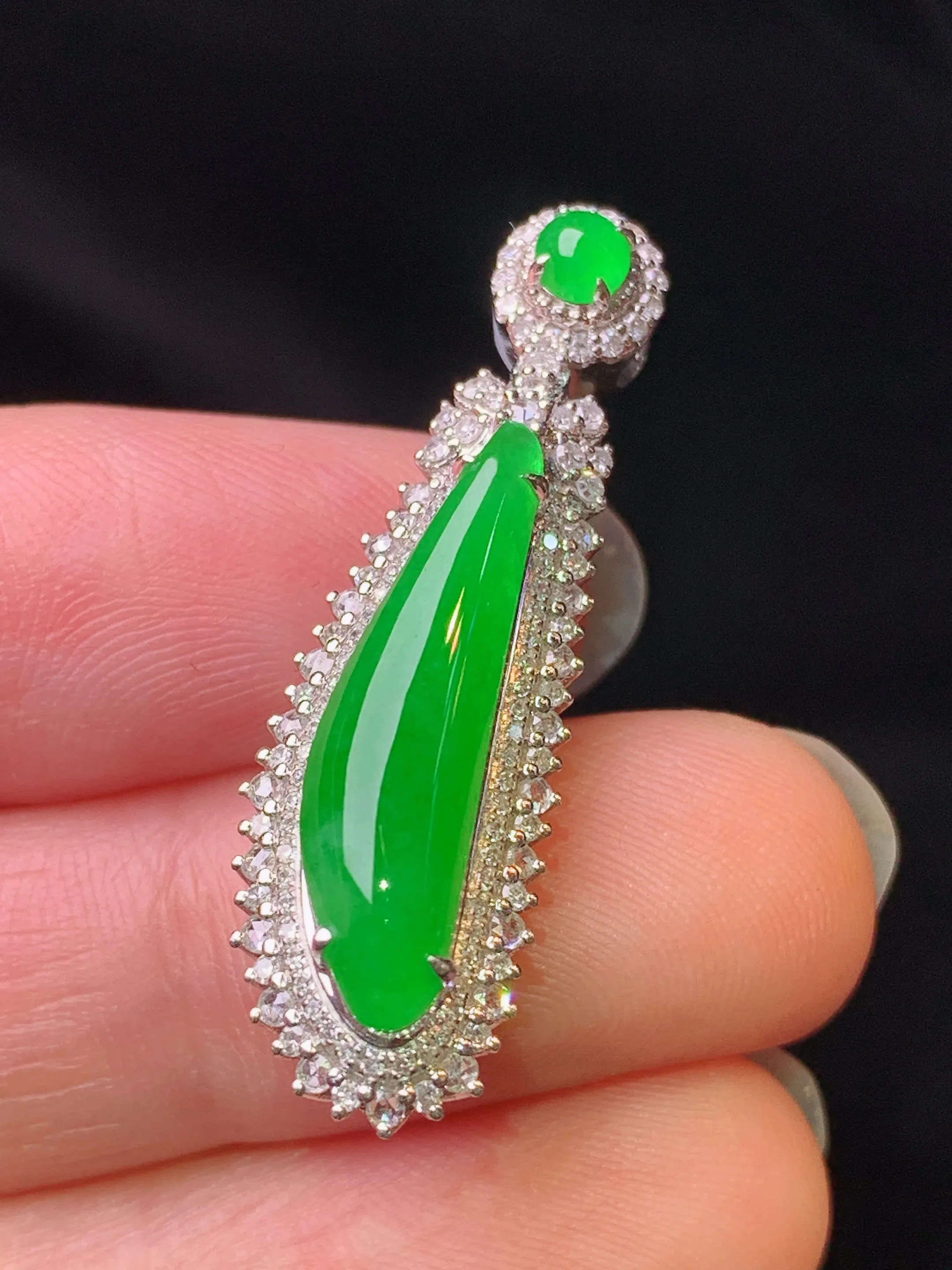 18k金钻镶嵌翠绿福瓜吊坠 玉质细腻 色泽艳丽清新 整体尺寸34.5*10.5*10