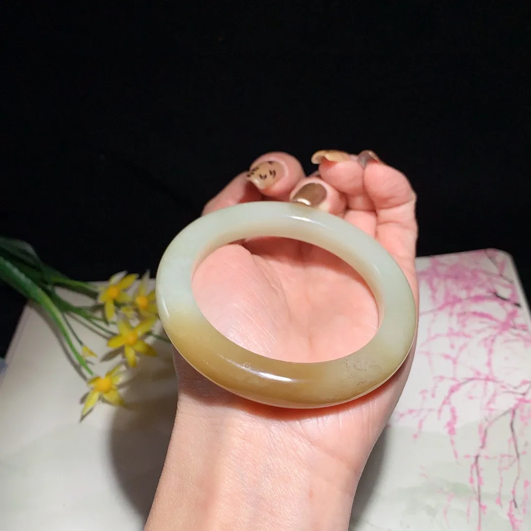 和田玉55.5圈且末糖手镯！玉质细腻油润 底色纯净  无纹裂 脂粉好，品质高。