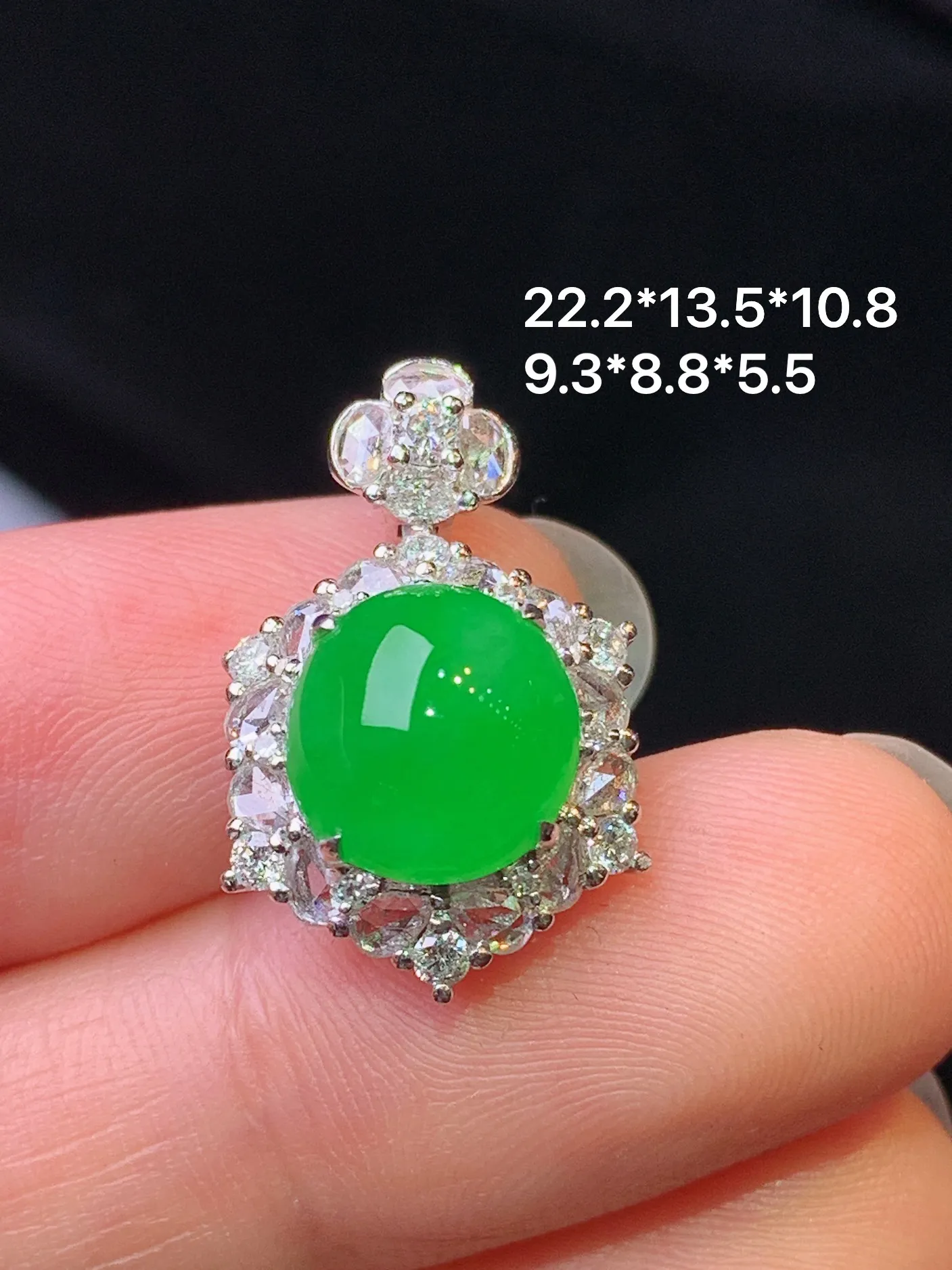 18k金钻镶嵌满绿蛋面吊坠 玉质细腻 色泽艳丽清新 整体尺寸22.2*13.5*10.8