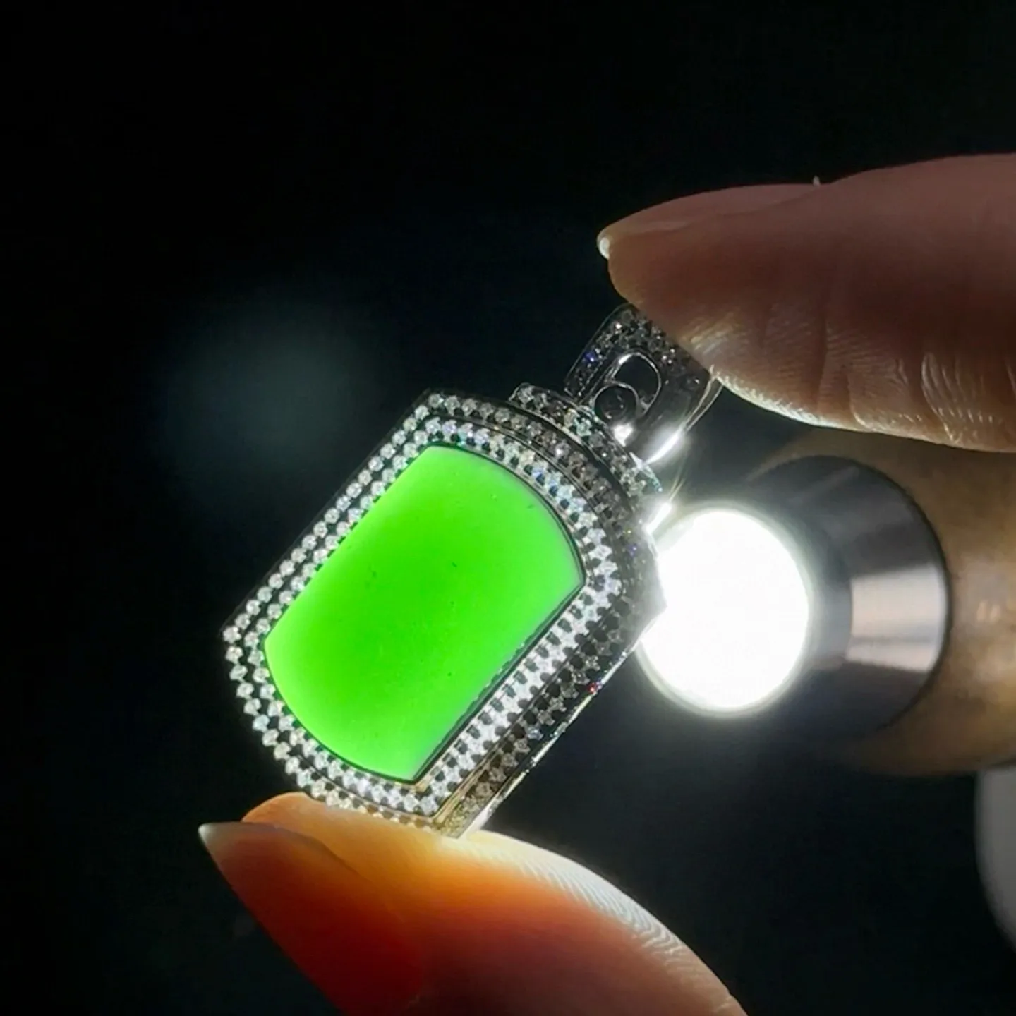 精品18k墨翠马鞍吊坠 种好色正 黑度极好 打灯通透 油性十足 尺寸30.4