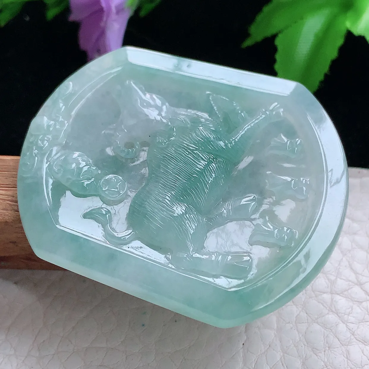 kh实拍54.5*46.5*5.3缅甸翡翠精雕冰飘蓝韵扭转乾坤  生肖牛玉吊坠 玉挂件