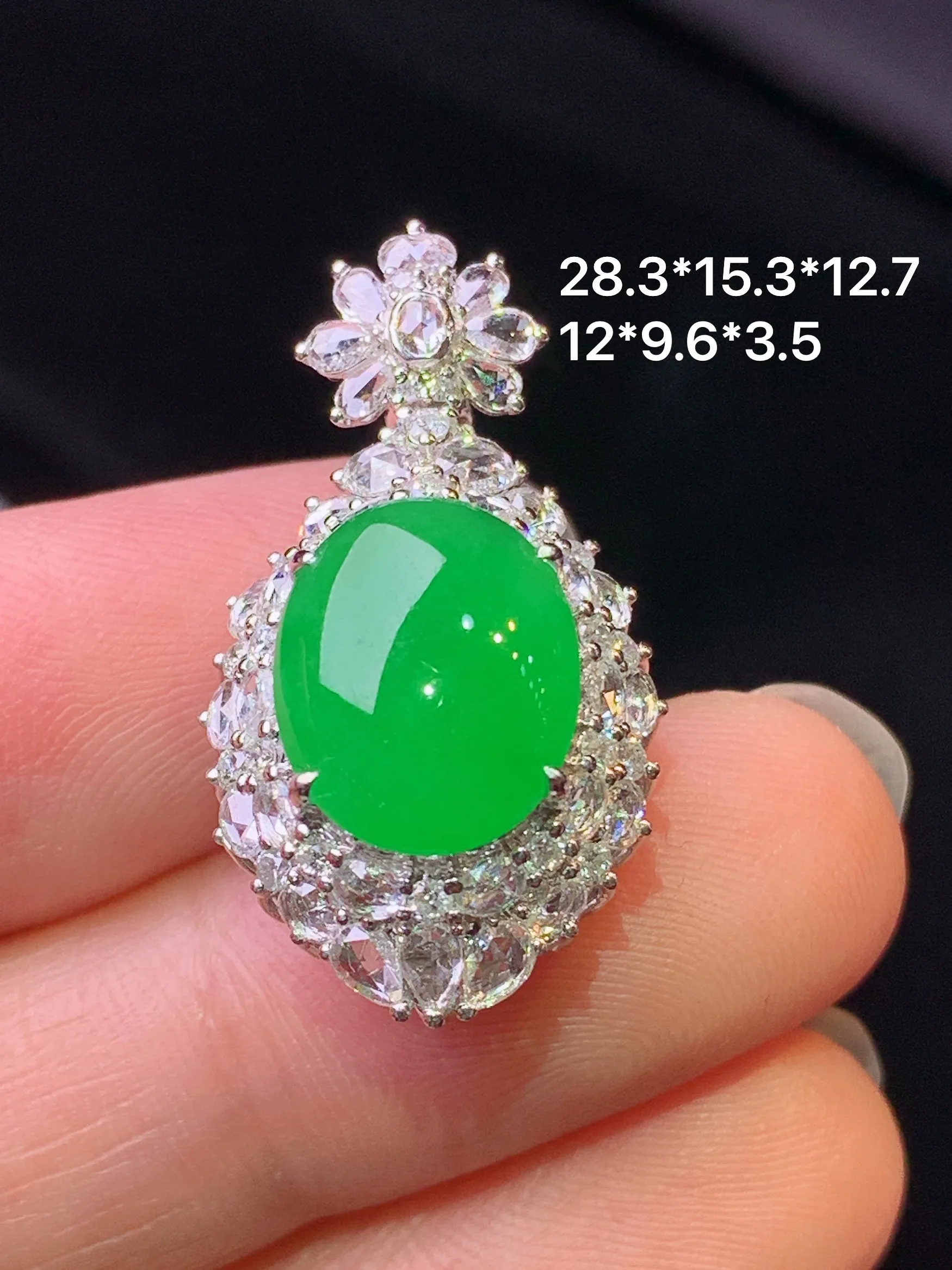 18k金钻镶嵌满绿蛋面吊坠 玉质细腻 色泽艳丽清新 整体尺寸28.3*15.3*12.7