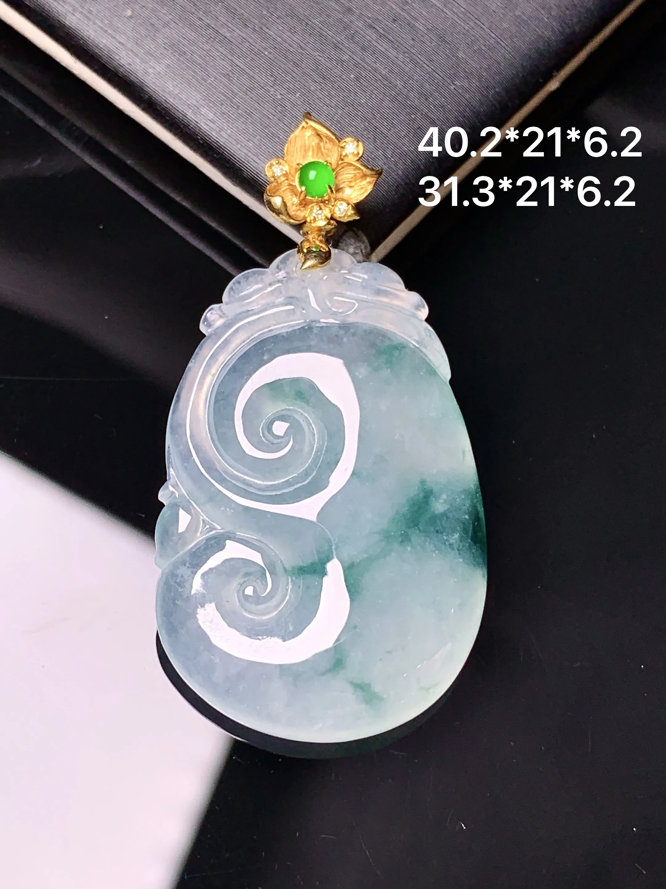 18k金钻镶嵌冰种飘花如意吊坠 玉质细腻 色泽艳丽清新 整体尺寸40.2*21*6.2