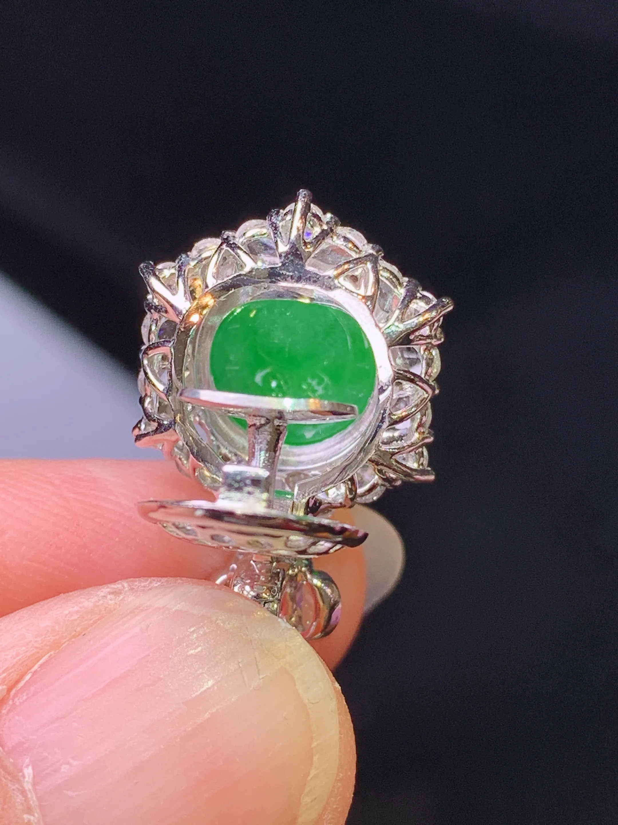 18k金钻镶嵌满绿蛋面吊坠 玉质细腻 色泽艳丽清新 整体尺寸22.2*13.5*10.8