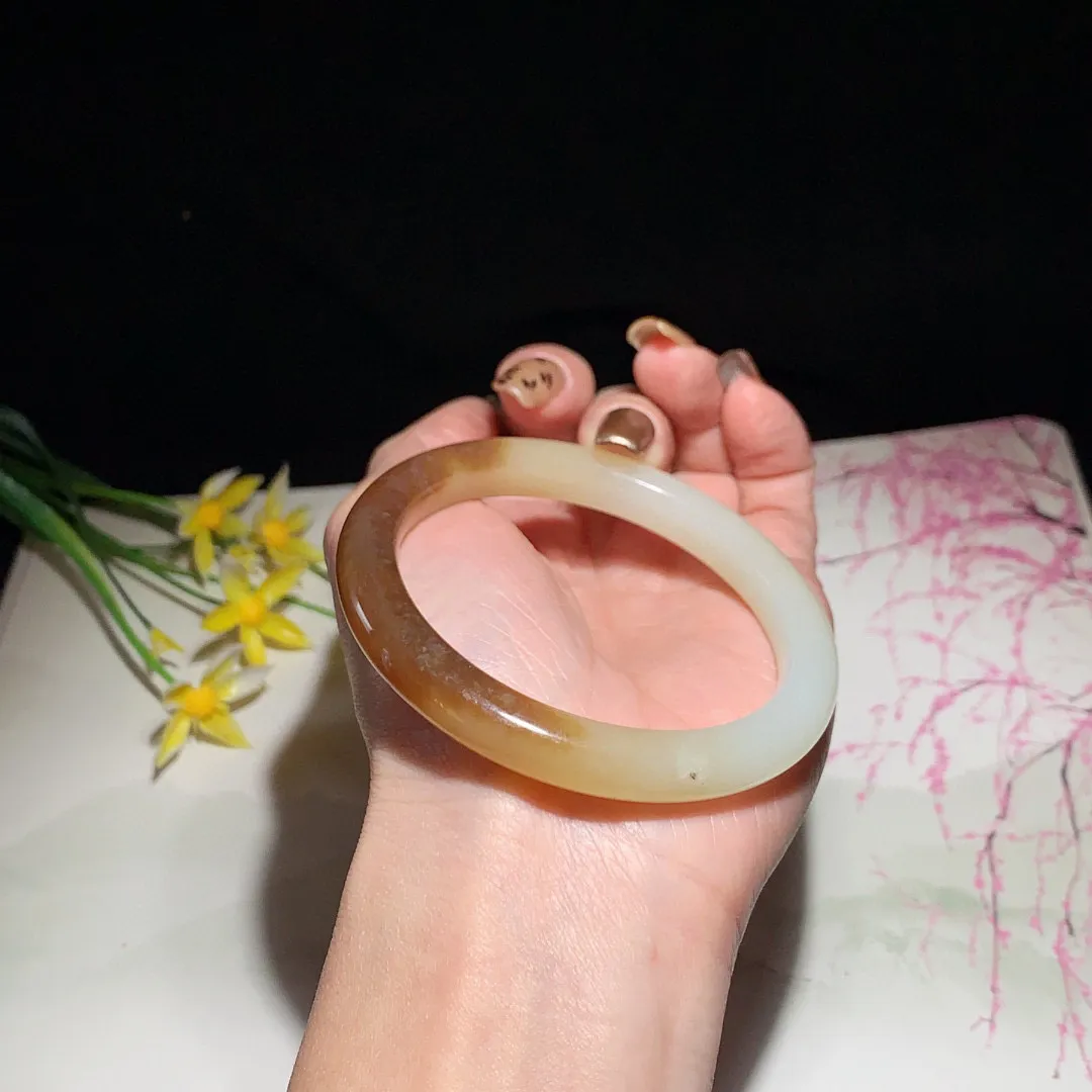 和田玉56.5圈且末糖手镯！玉质细腻油润 底色纯净  无纹裂 脂粉好，品质高。