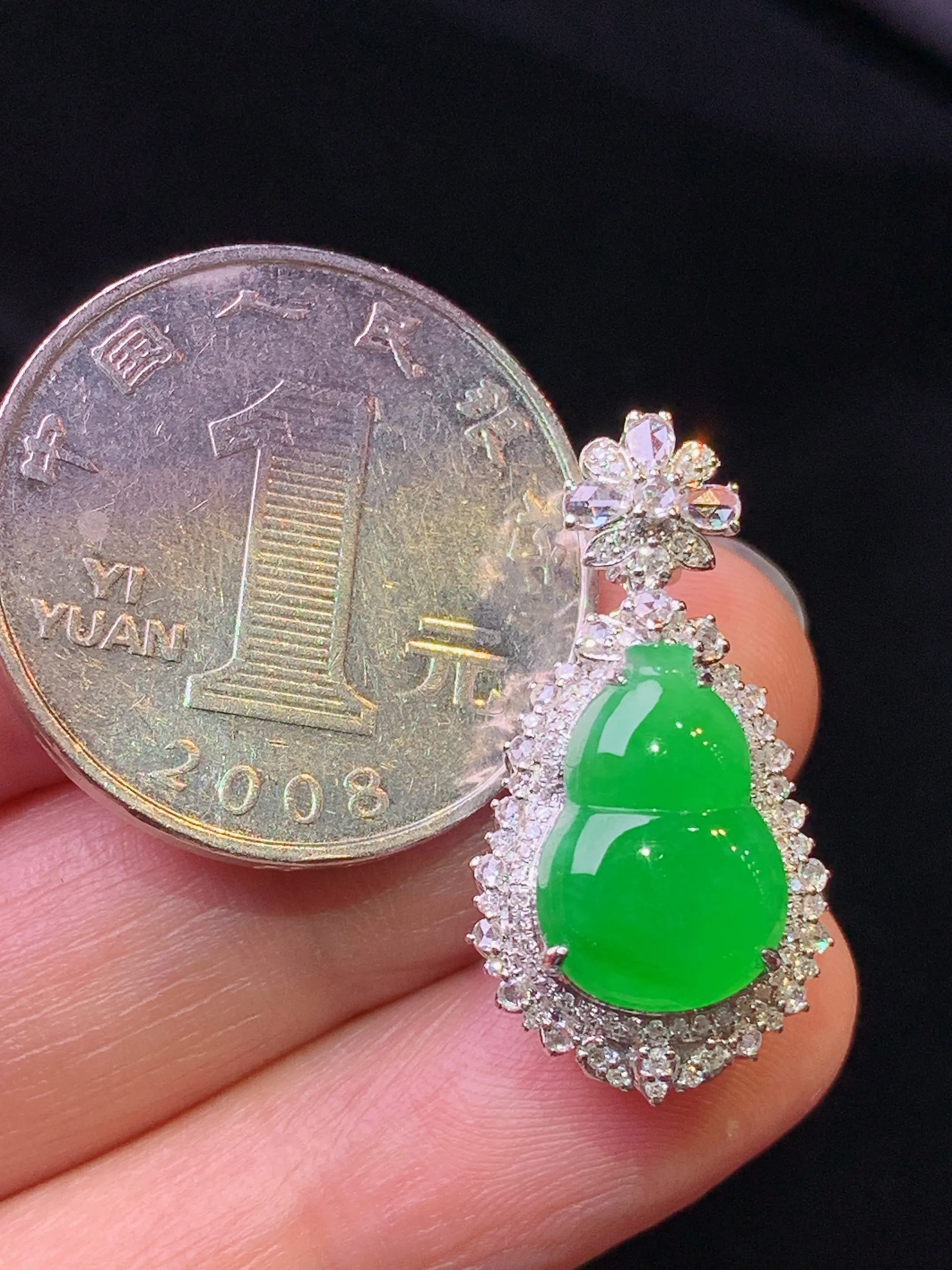 18k金钻镶嵌满绿葫芦吊坠 玉质细腻 色泽艳丽清新 整体尺寸26.3*13.8*11