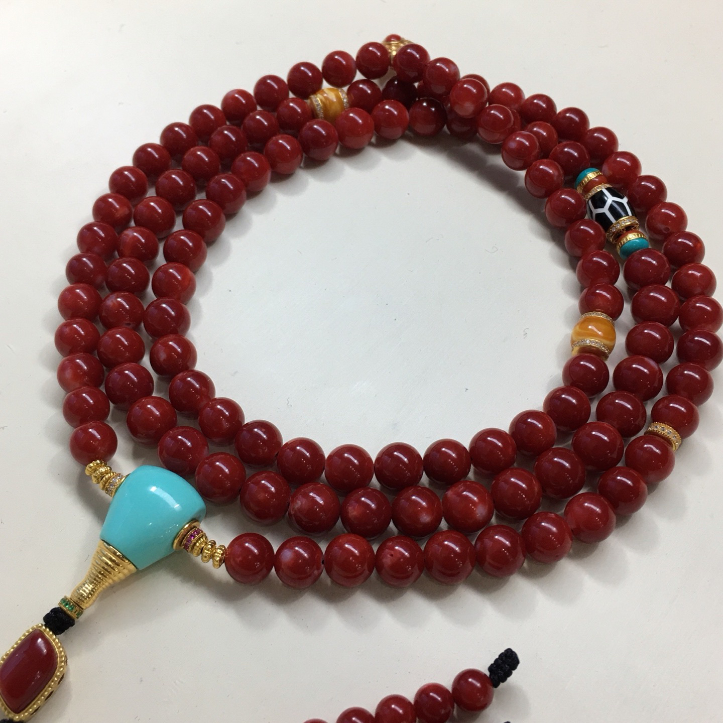 【天然日本阿卡牛血红珊瑚8.6mm圆珠108粒佛珠链】项链手链两用款！️遇不可求！日本产地，阿卡材料，深牛血红颜色，光泽柔润透亮，18 K金配件加绿松石、天珠、蜜蜡等点缀！直径约8.61-7.84mm，重量98.8克，珊瑚本为佛教珍宝，来自深海千年生长，有生长纹，属于有机宝石，气场强大，稀少珍贵！每粒均为天然无添加无修补！少虫眼少白芯！收藏精品！传承宝贝！