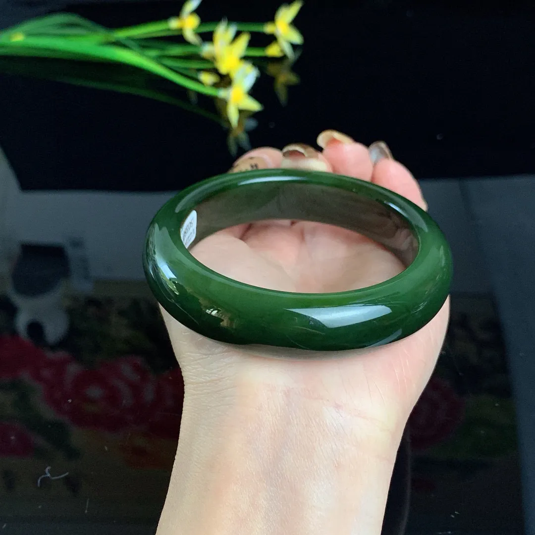 和田玉61圈口菠菜绿猫眼宽条碧玉手镯！玉质细腻油润 底色纯净 无裂无杂 脂粉好，品质高