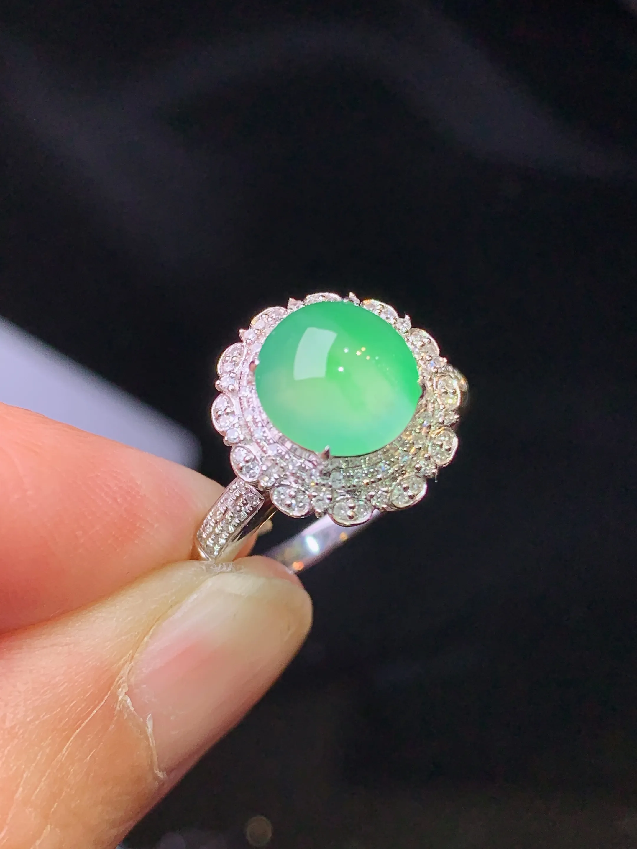 18k金钻镶嵌翠绿蛋面戒指 玉质细腻 色泽艳丽清新 圈口14 整体尺寸13.6*12.8*10